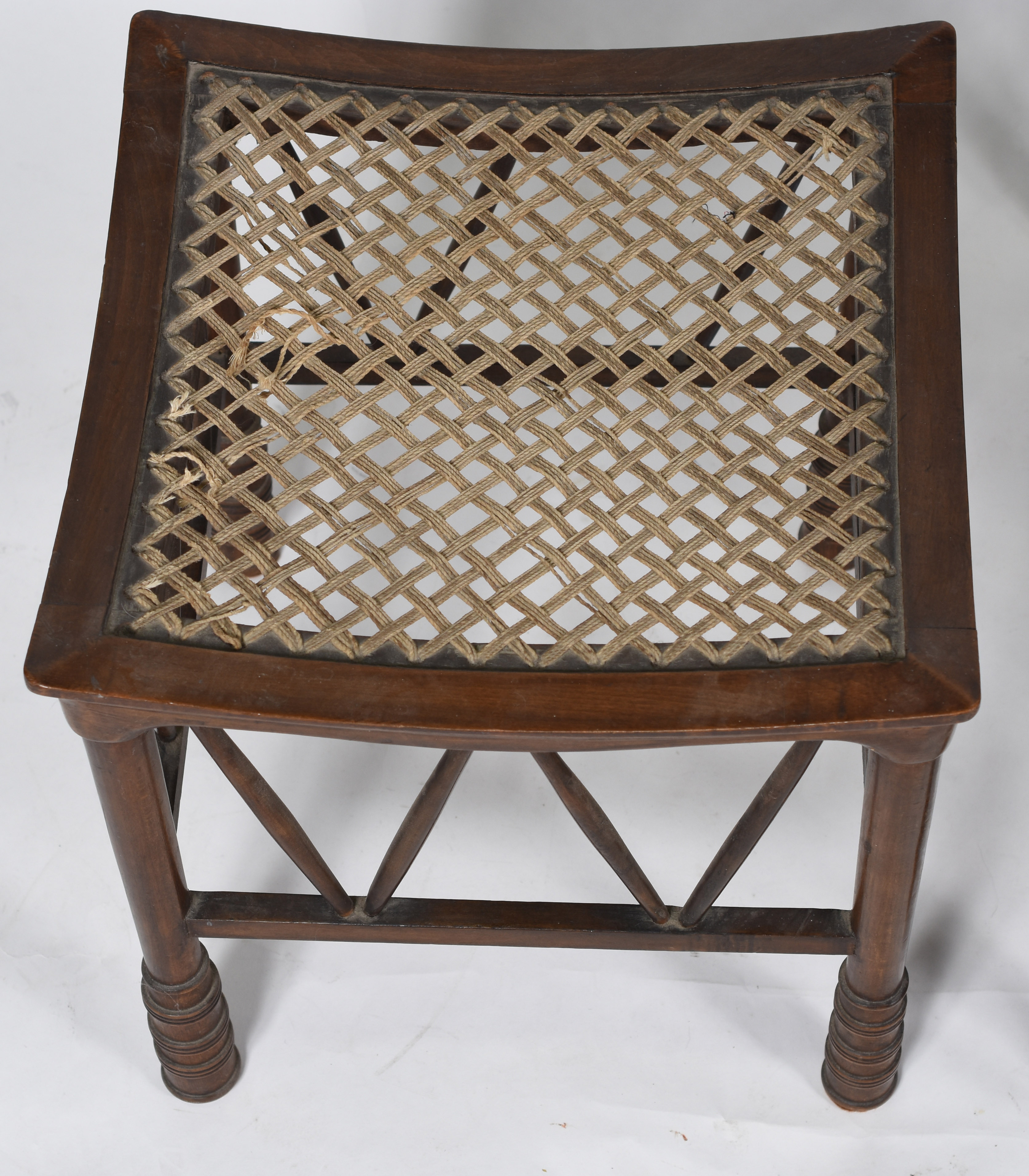 Conjunto oriental para chá, composto de par de bancos de madeira com... - foto 3 de 10