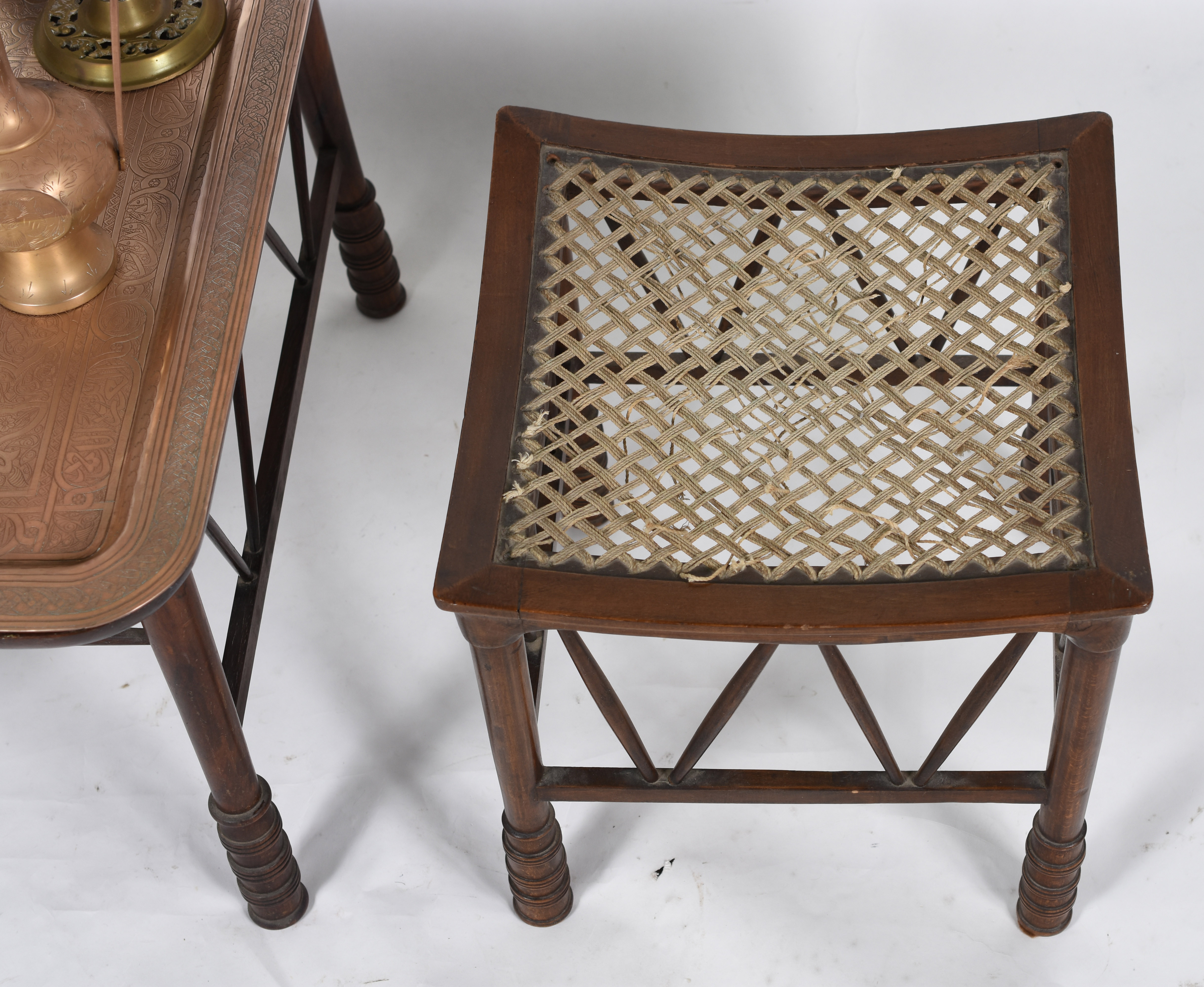 Conjunto oriental para chá, composto de par de bancos de madeira com... - foto 4 de 10