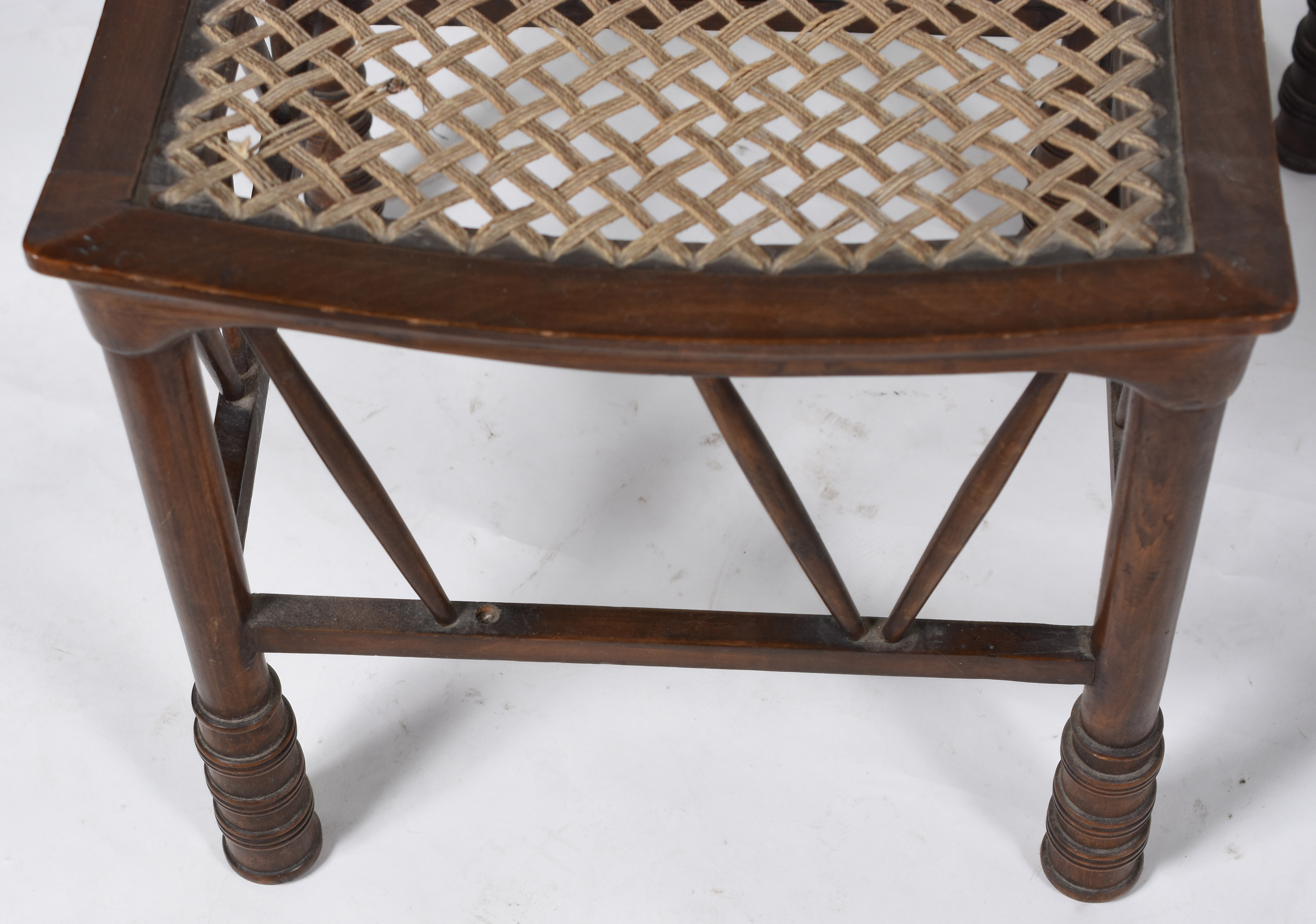 Conjunto oriental para chá, composto de par de bancos de madeira com... - foto 5 de 10