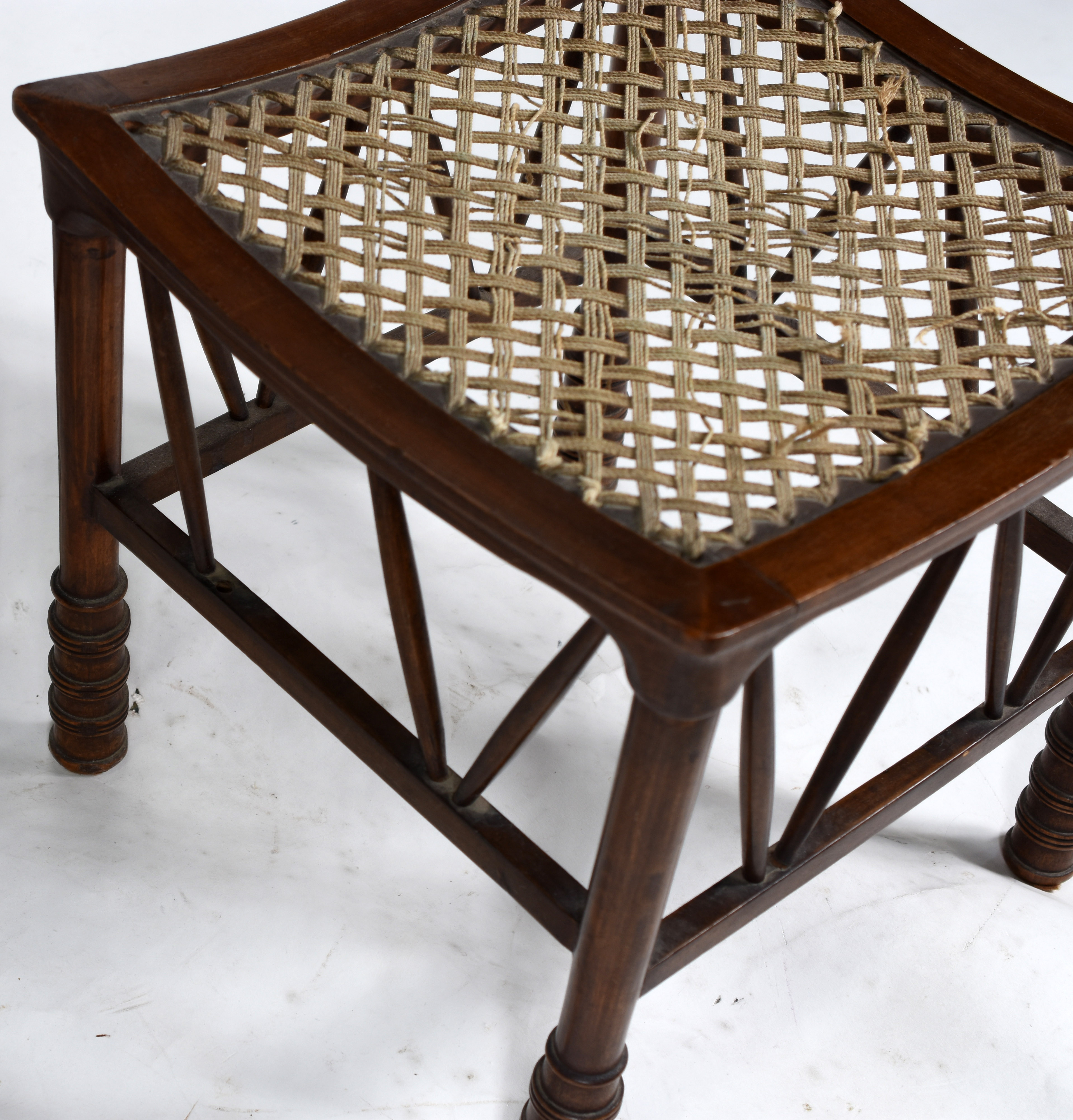 Conjunto oriental para chá, composto de par de bancos de madeira com... - foto 6 de 10