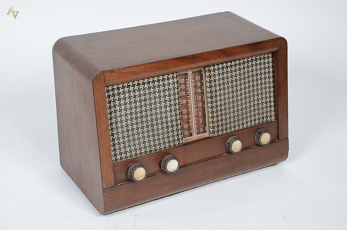 Antigo rádio nacional com caixa de madeira. Medidas 38 x 21 cm e...