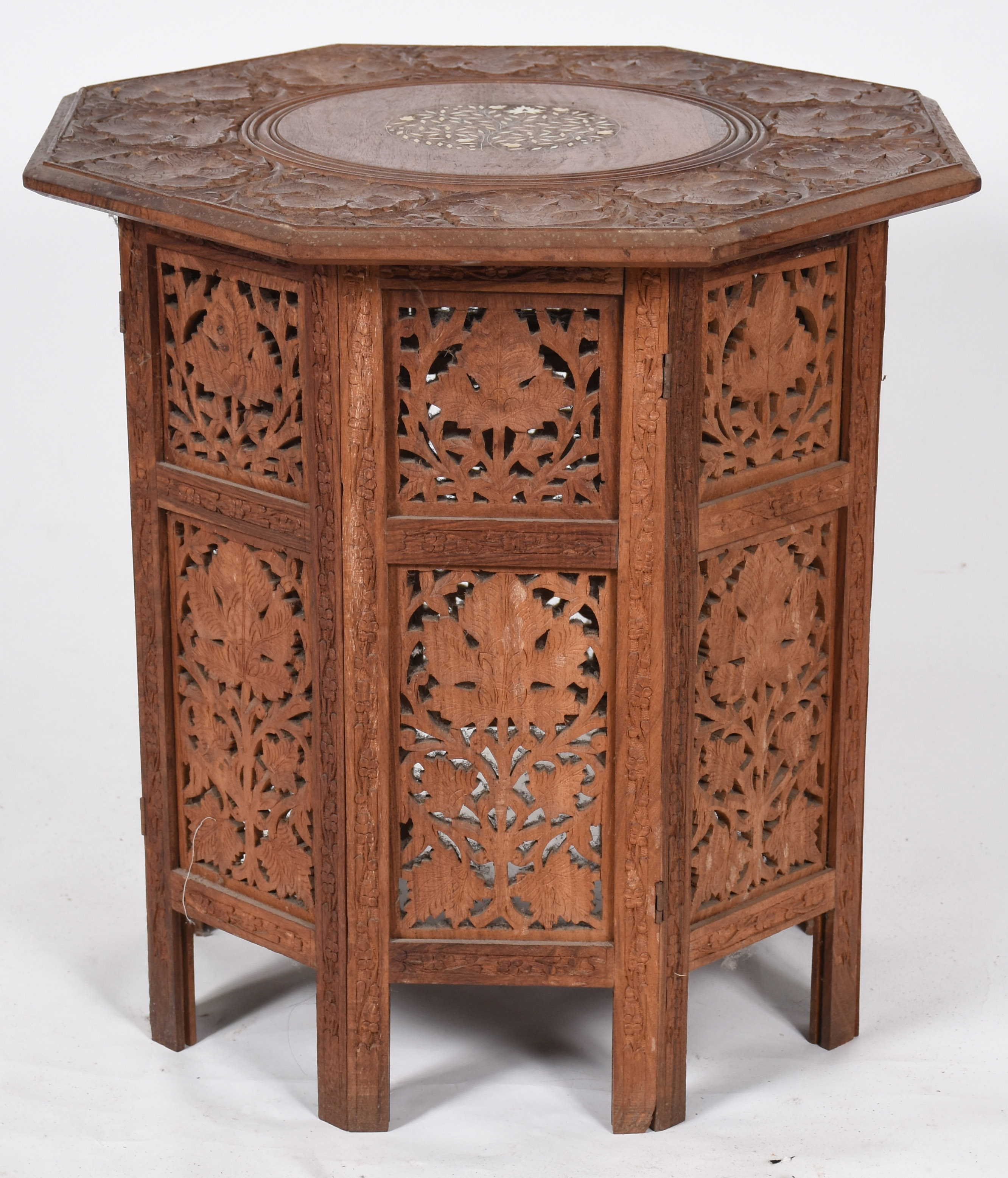Mesa oriental de madeira vazada feitio oitavado. - foto 1 de 4