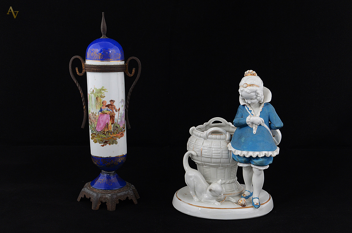 Duas peças de porcelana, sendo escultura representando menina com... - foto 1 de 2