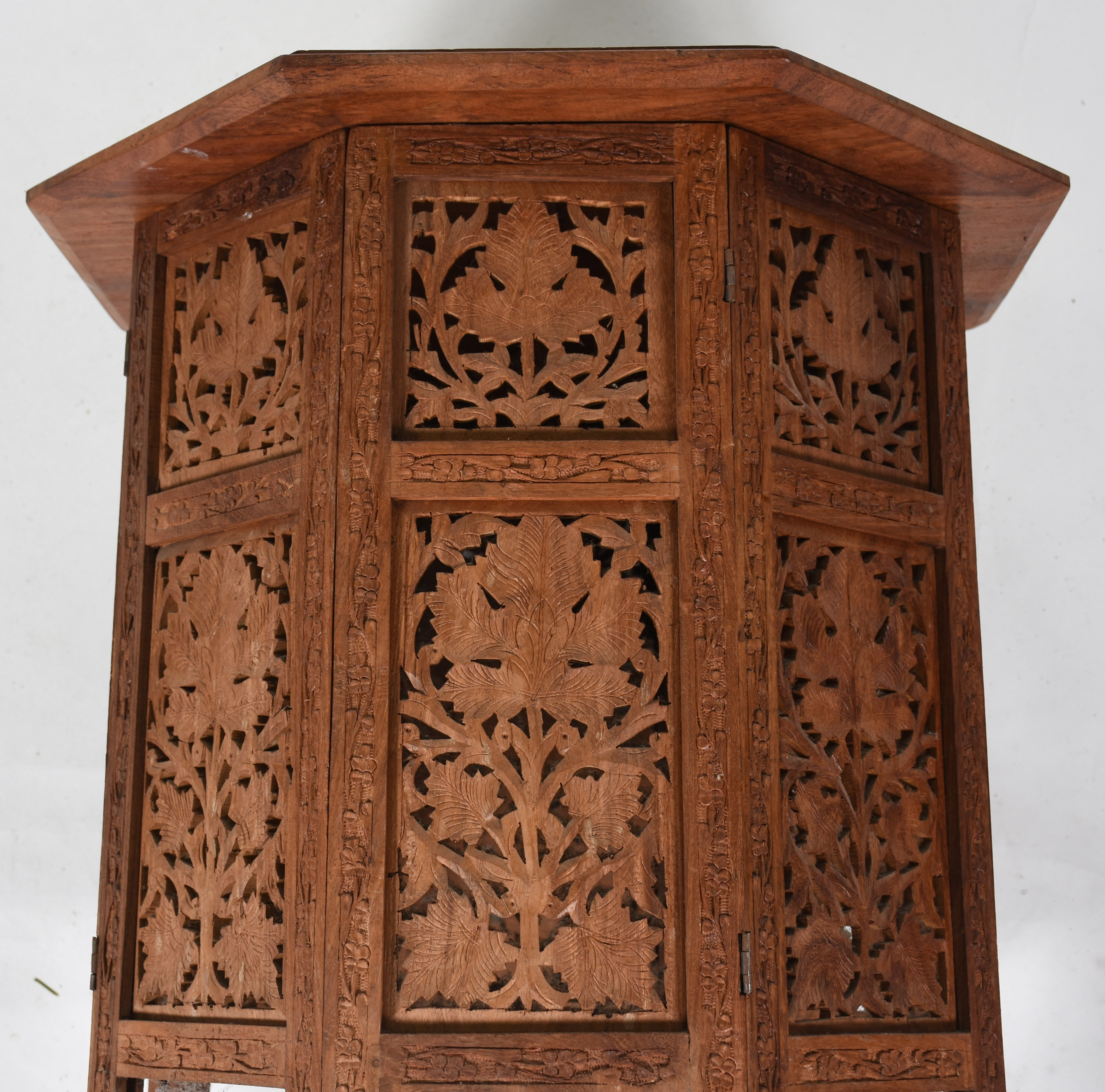 Mesa oriental de madeira vazada feitio oitavado. - foto 4 de 4