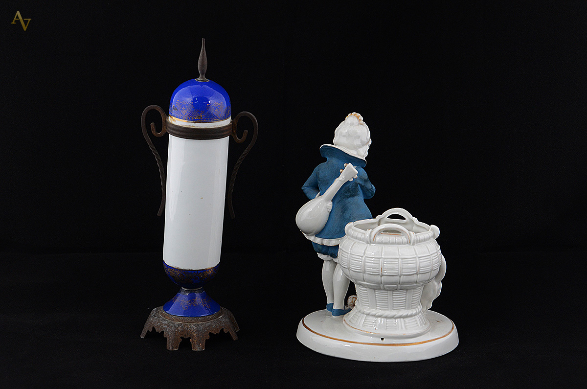 Duas peças de porcelana, sendo escultura representando menina com... - foto 2 de 2