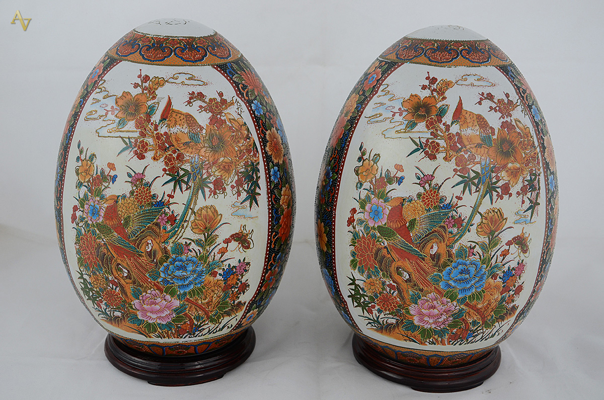 Par de ovos de porcelana chinesa com base de madeira. Altura total 28...