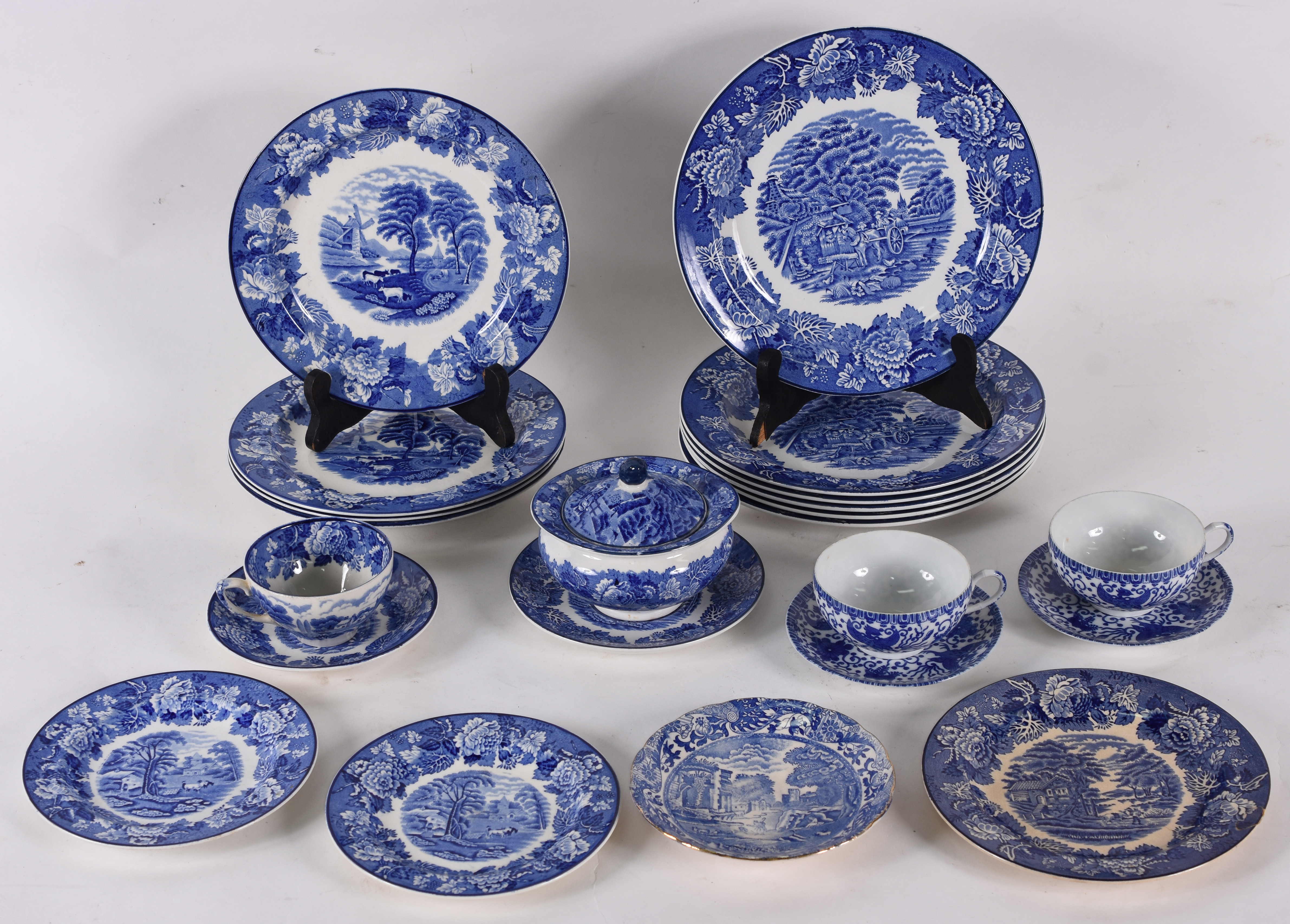 Dezoito peças diversas de faiança japonesa e inglesa nas cores azul e... - foto 1 de 5