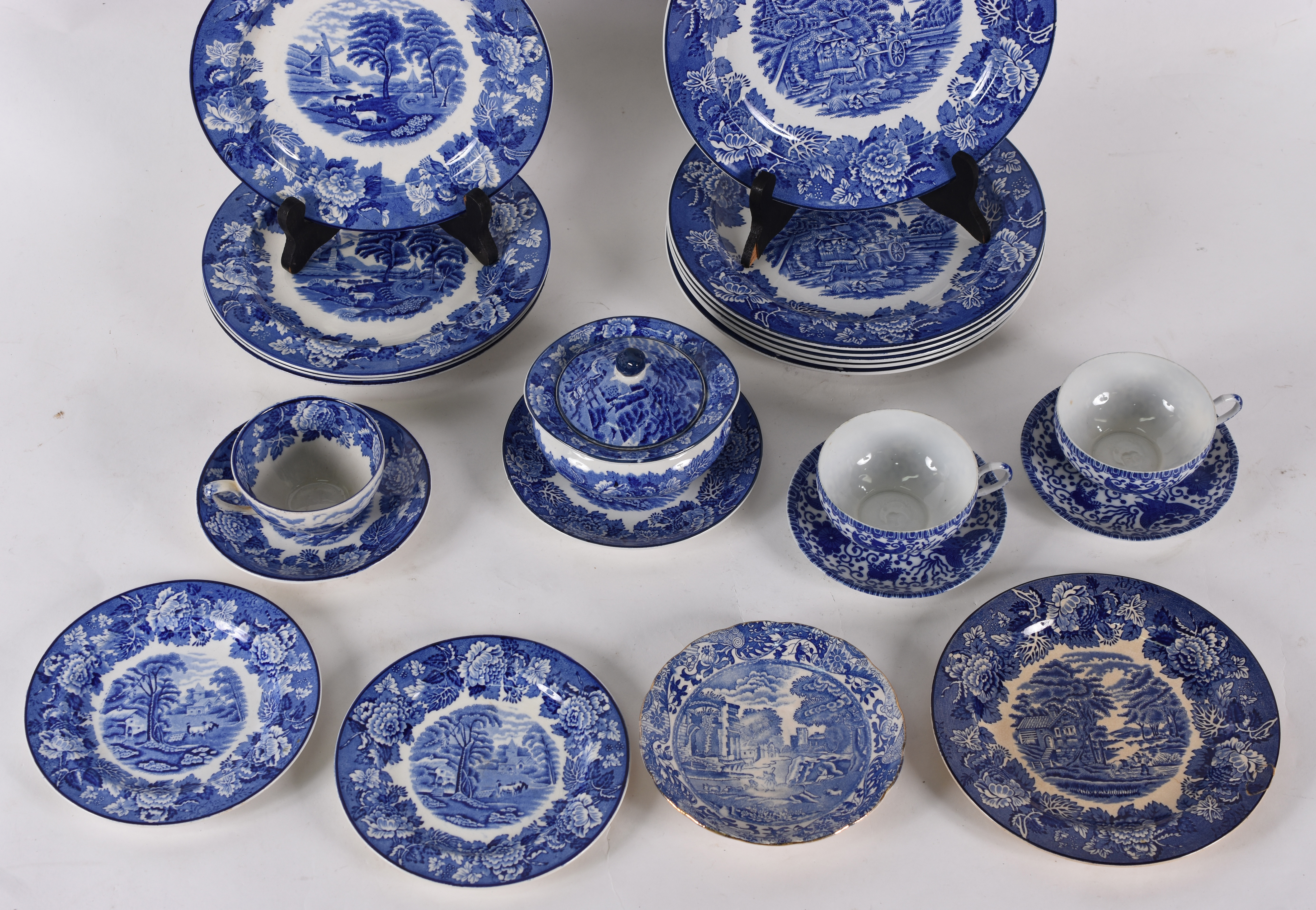 Dezoito peças diversas de faiança japonesa e inglesa nas cores azul e... - foto 2 de 5