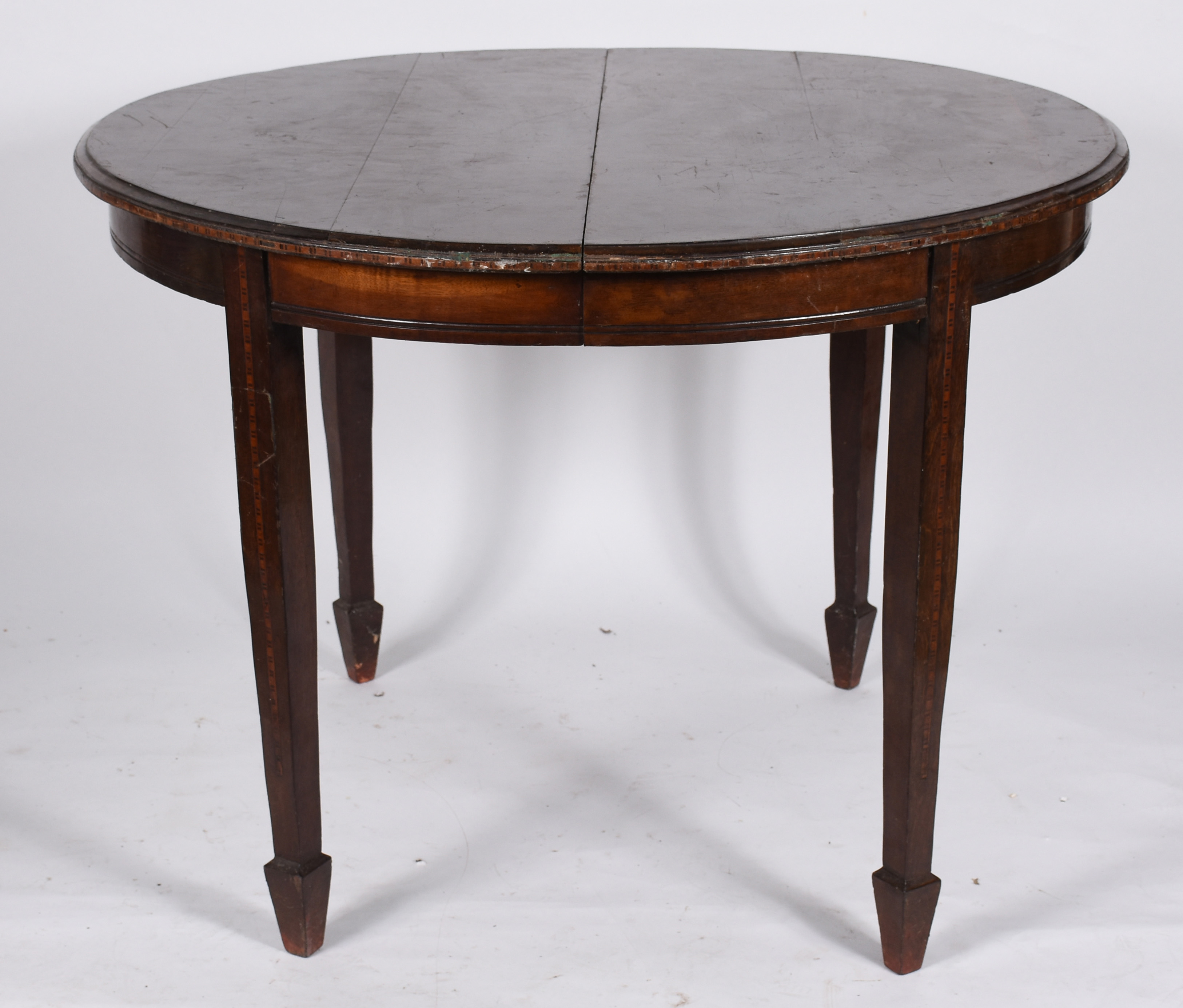 Mesa oval de madeira nobre filetada, pernas retas (desgastes). - foto 1 de 4