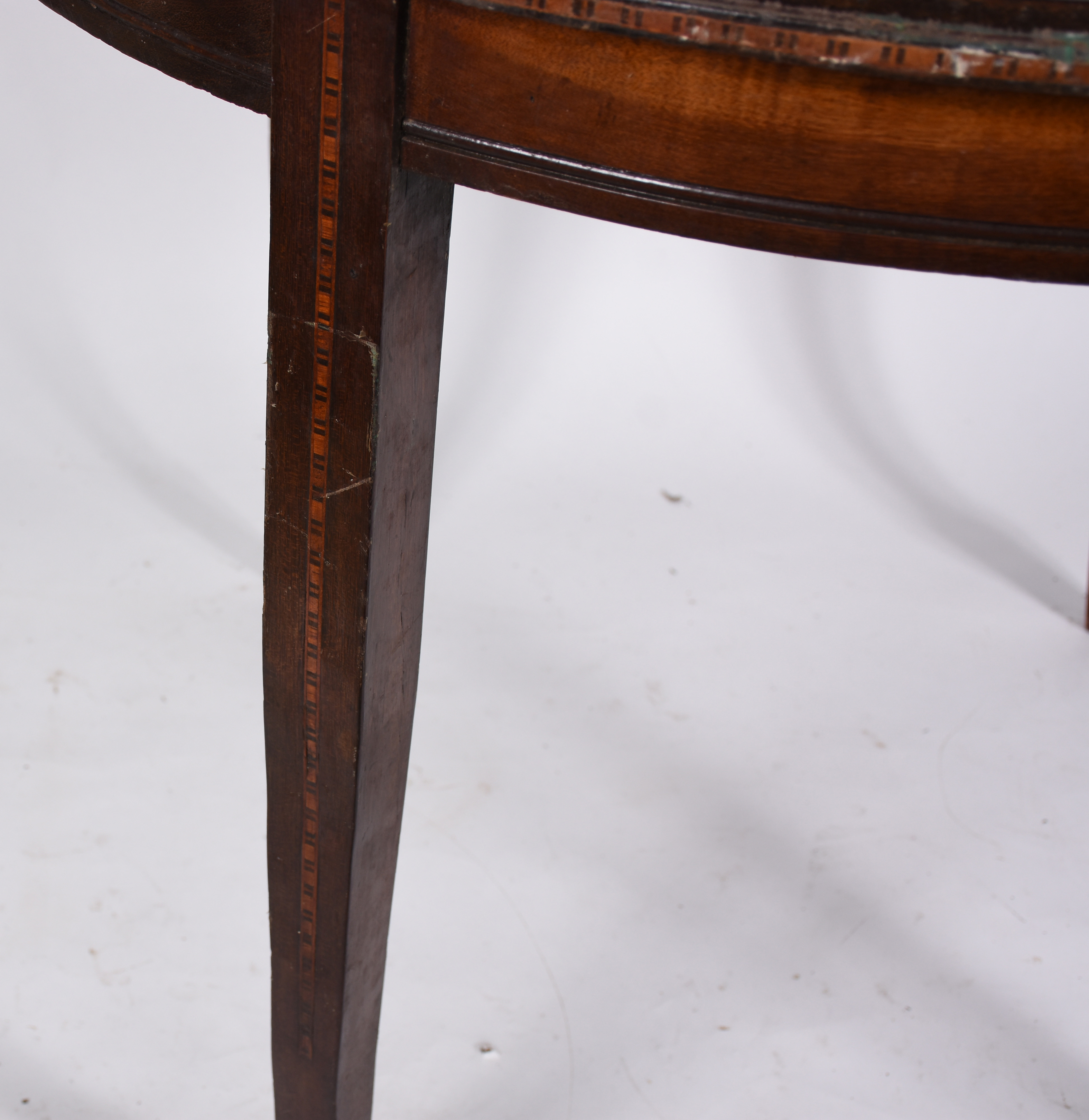 Mesa oval de madeira nobre filetada, pernas retas (desgastes). - foto 4 de 4