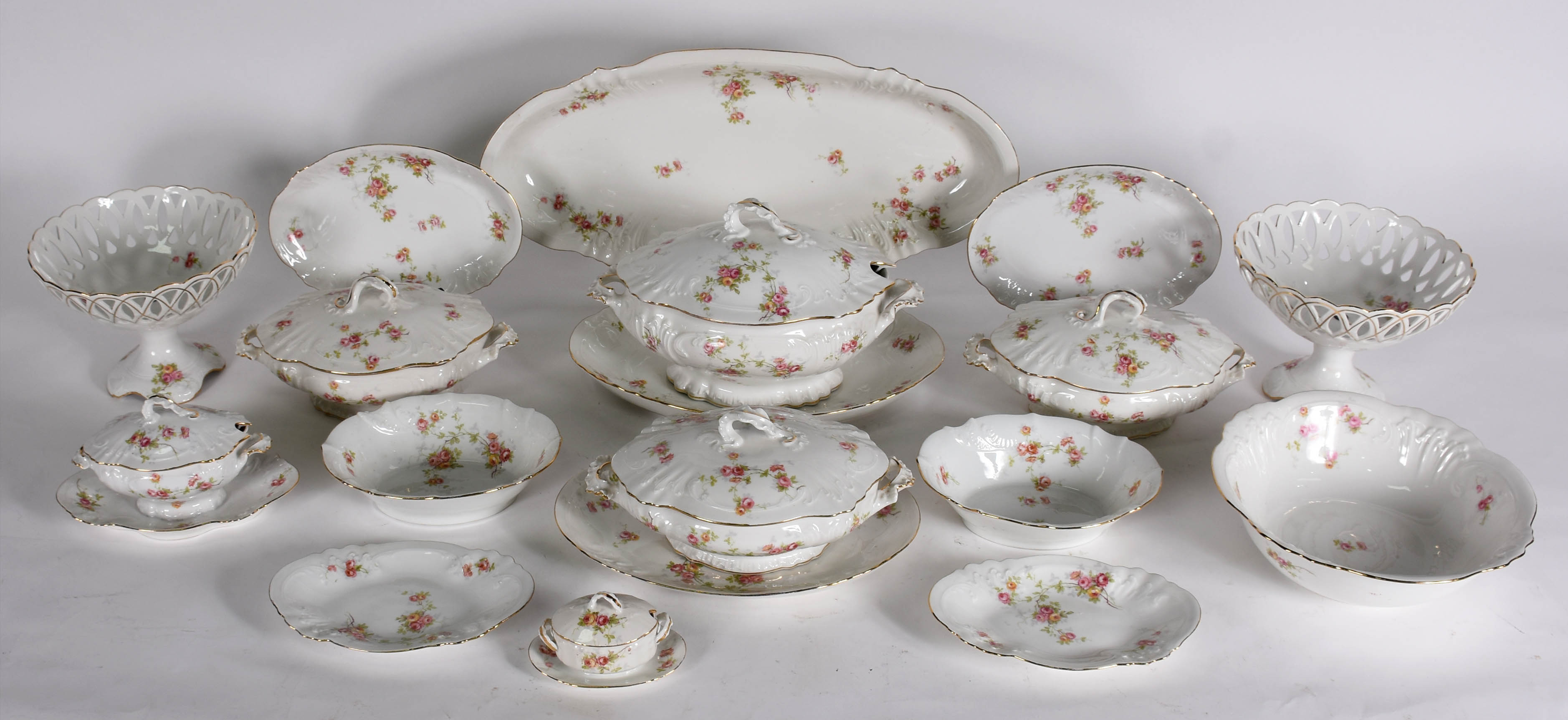 Aparelho de jantar de porcelana francesa de LIMOGES, decorados com... - foto 7 de 8