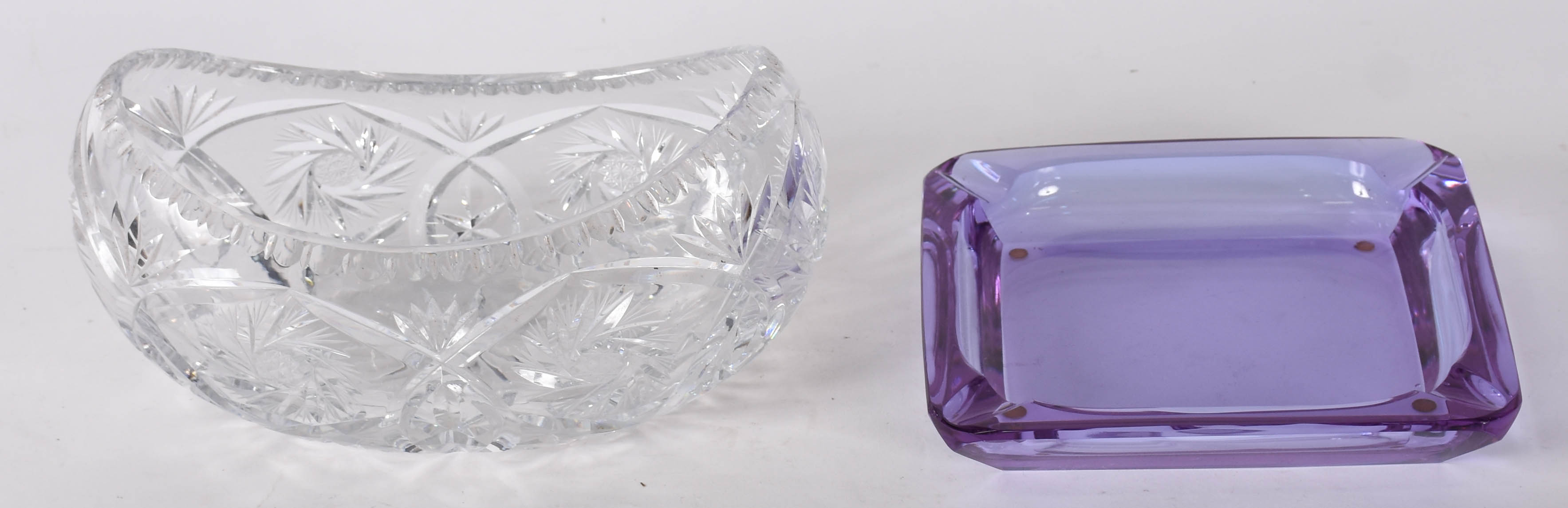 Duas peças de cristal, sendo fruteira lapidada na forma de gôndola e... - foto 1 de 3