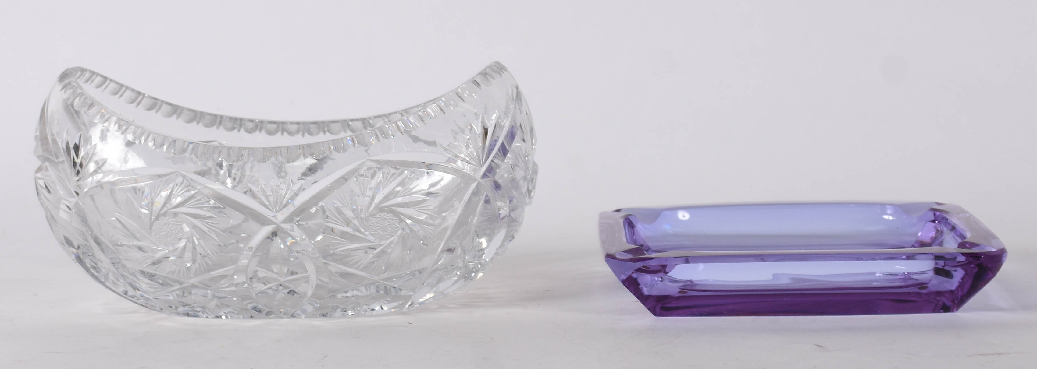 Duas peças de cristal, sendo fruteira lapidada na forma de gôndola e... - foto 2 de 3