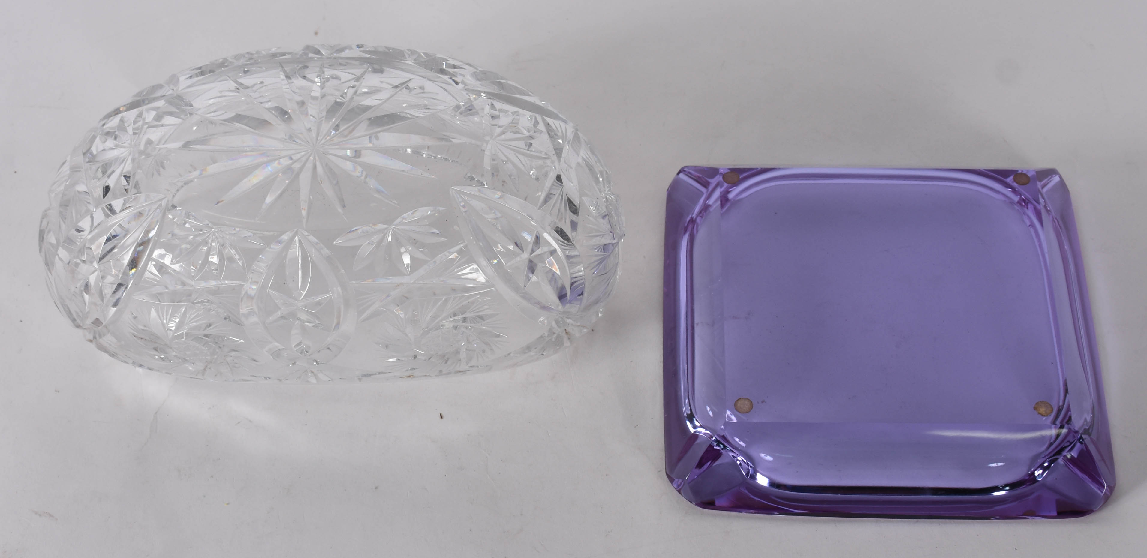 Duas peças de cristal, sendo fruteira lapidada na forma de gôndola e... - foto 3 de 3