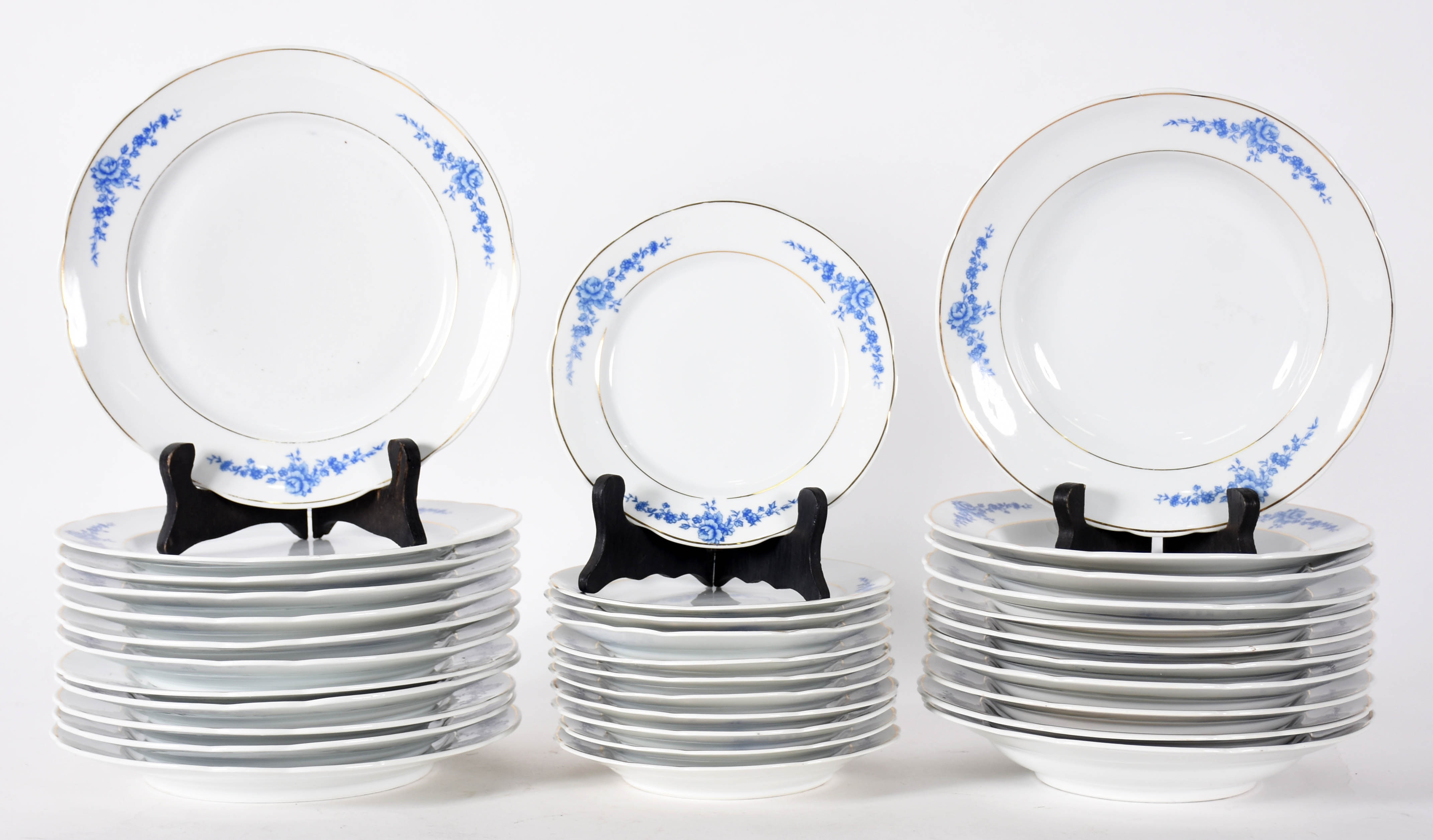 Aparelho de porcelana Real branca com flores azuis sendo: 12 pratos... - foto 1 de 3