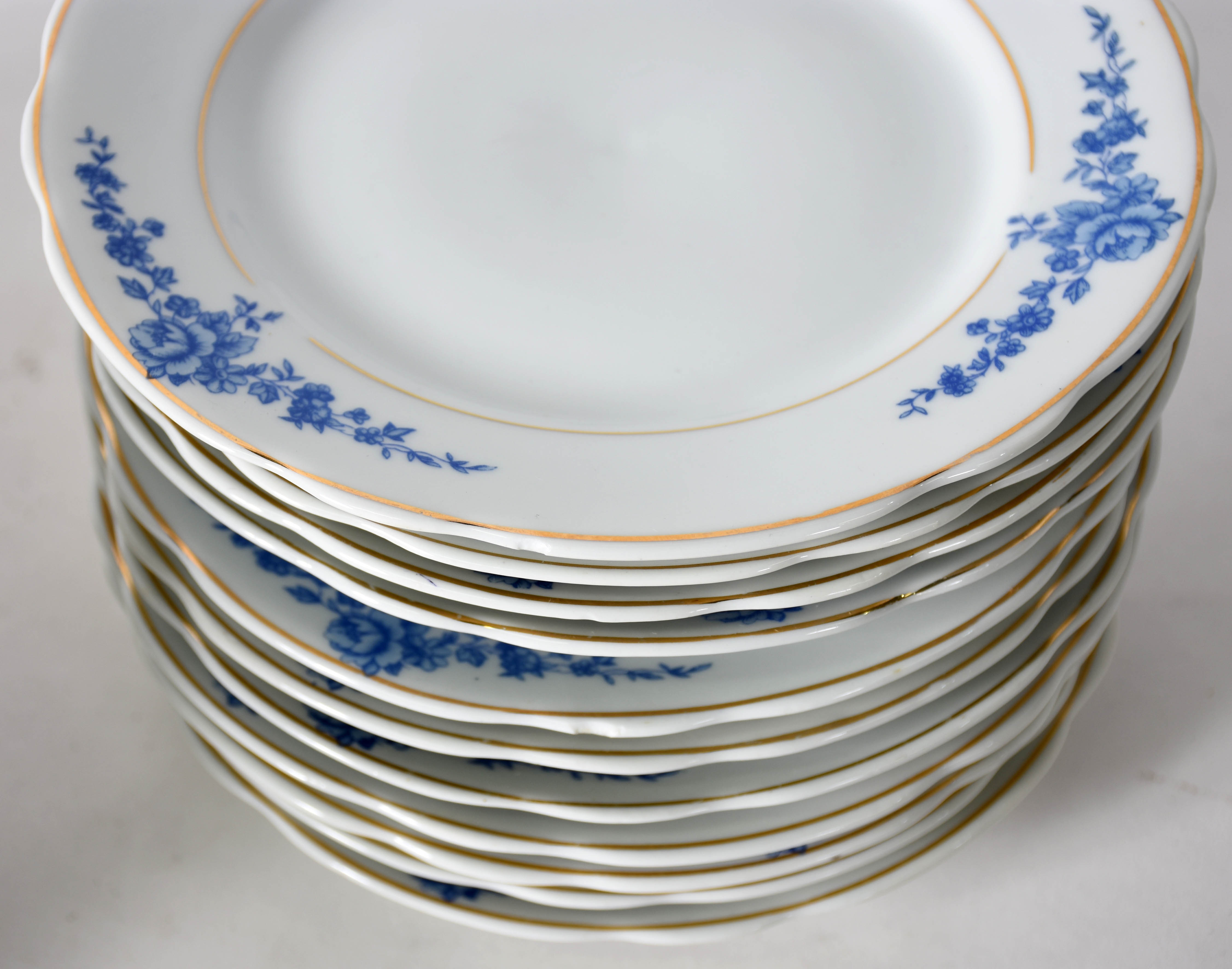 Aparelho de porcelana Real branca com flores azuis sendo: 12 pratos... - foto 2 de 3