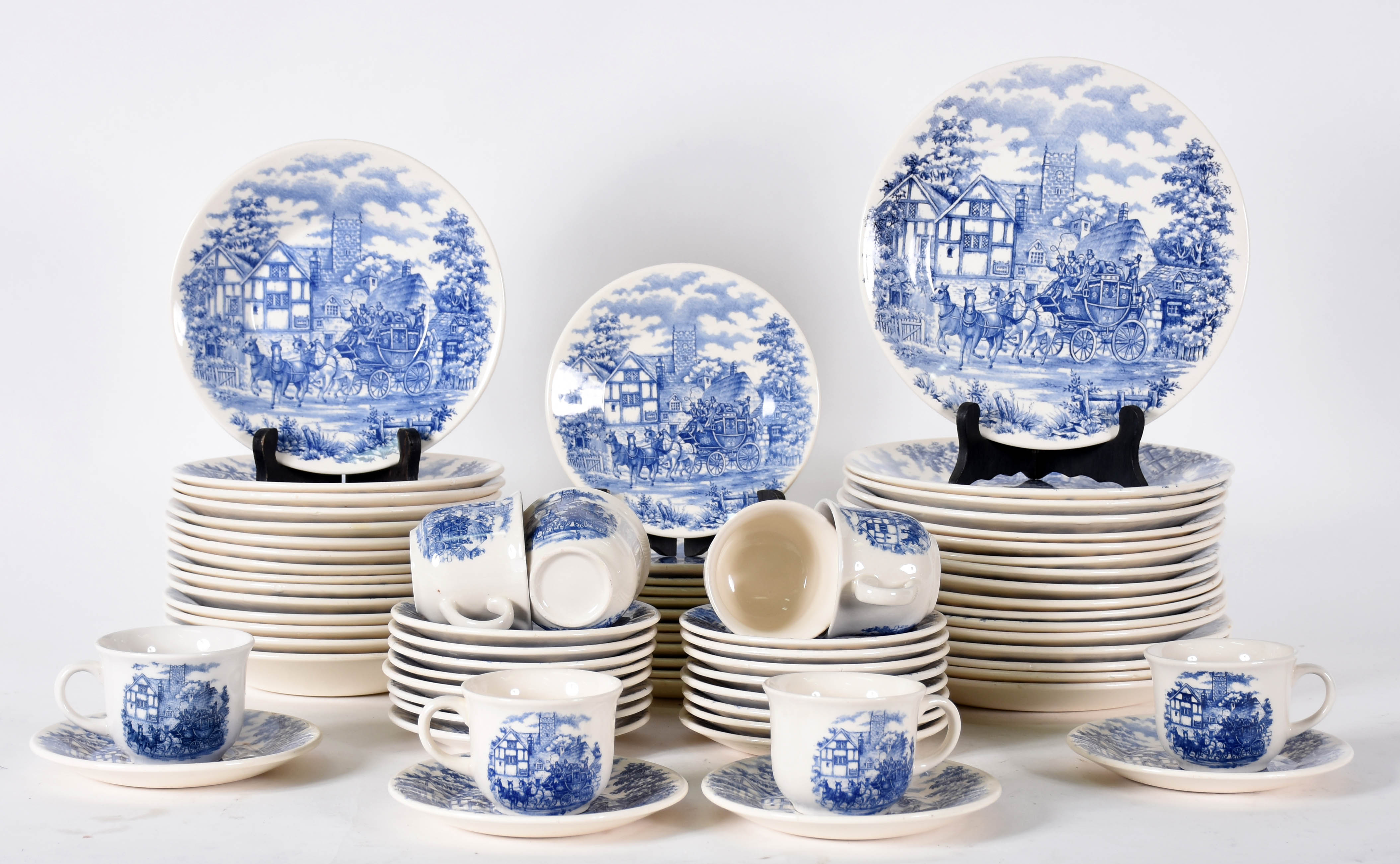 Aparelho de porcelana Biona azul e branca sendo: 17 pratos rasos;15... - foto 2 de 7