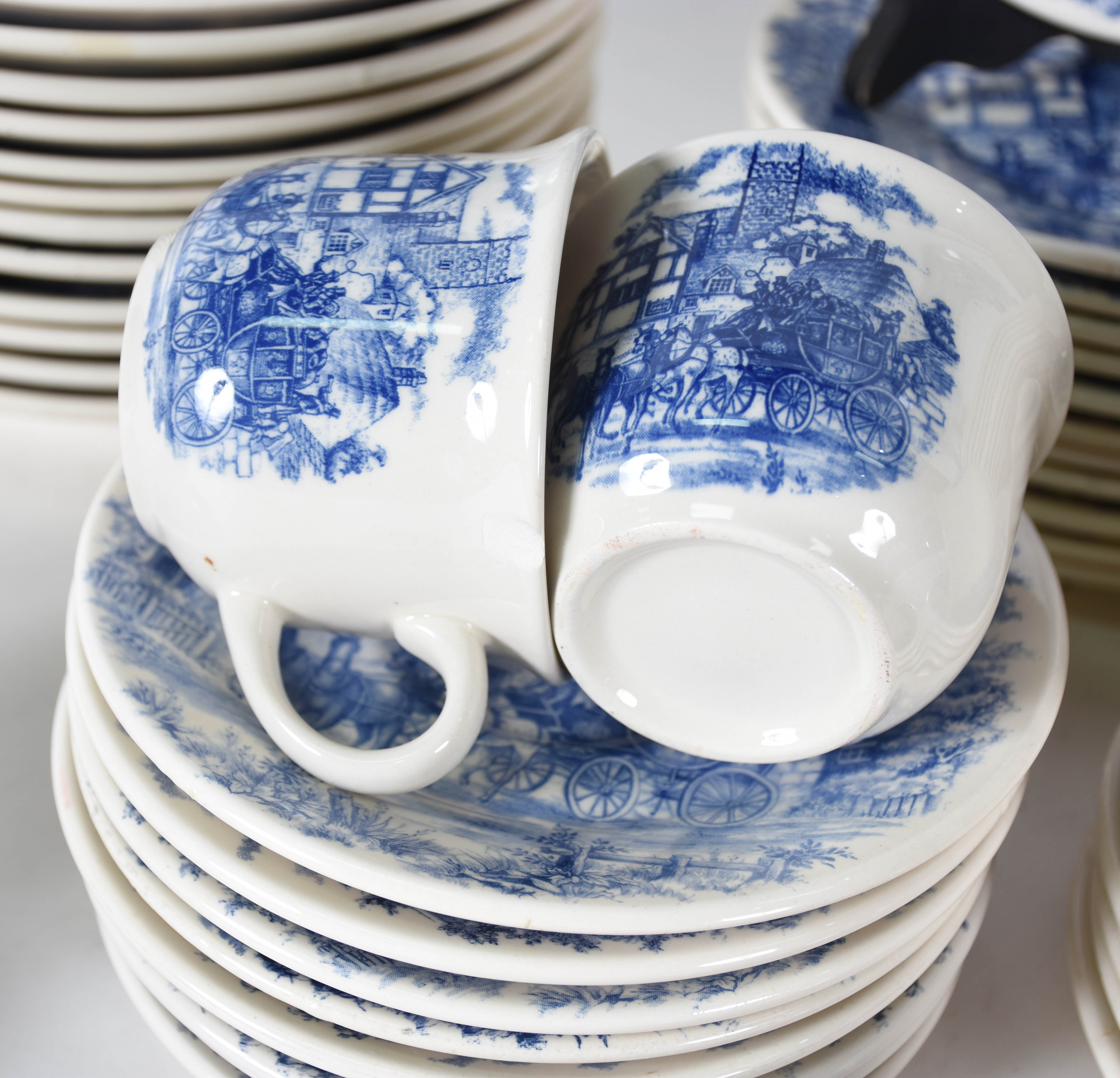 Aparelho de porcelana Biona azul e branca sendo: 17 pratos rasos;15... - foto 4 de 7