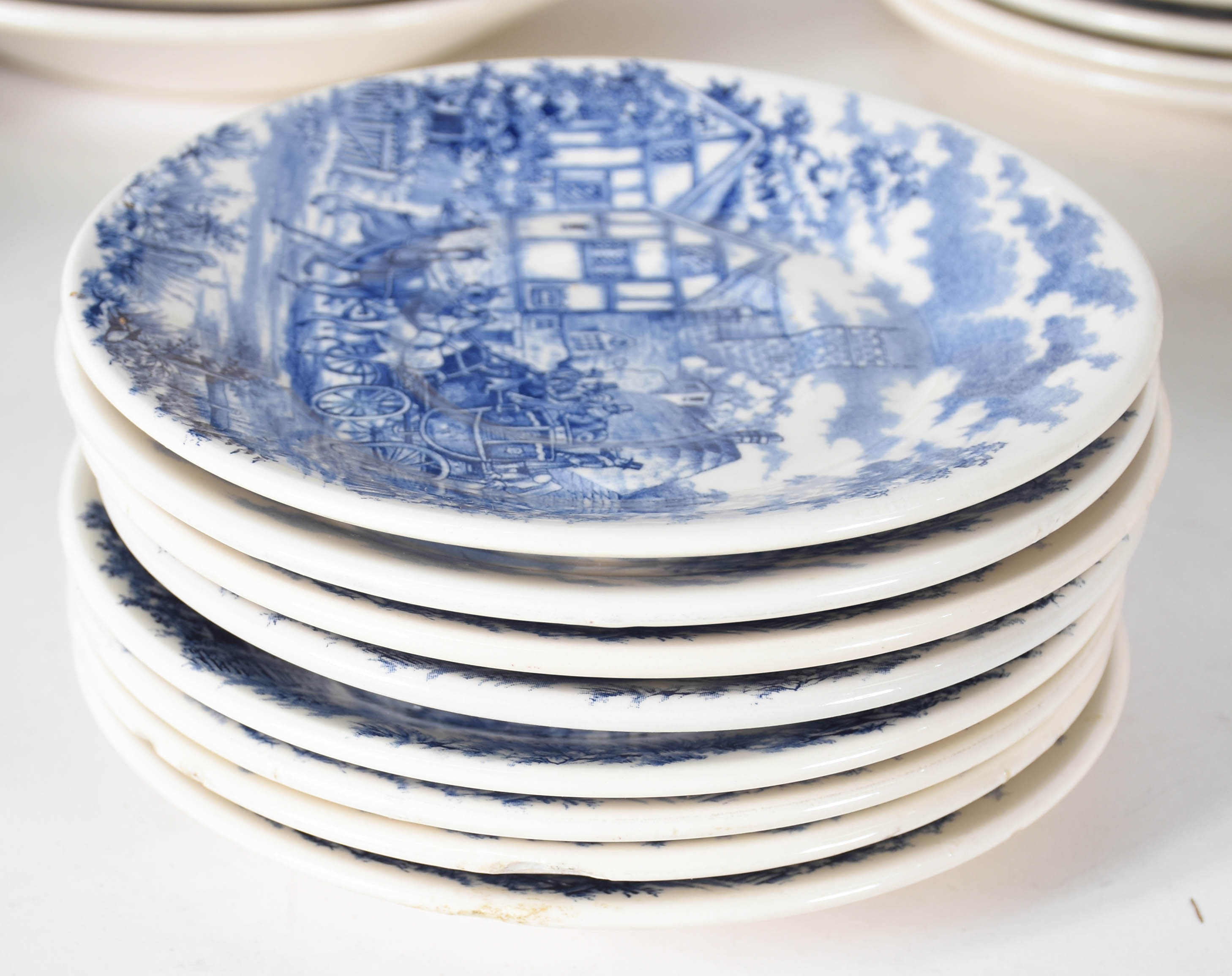 Aparelho de porcelana Biona azul e branca sendo: 17 pratos rasos;15... - foto 5 de 7