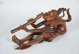 Escultura de madeira representando flautista. A... - Escultura de madeira representando flautista. Altura 21 cm (com pequeno defeito).