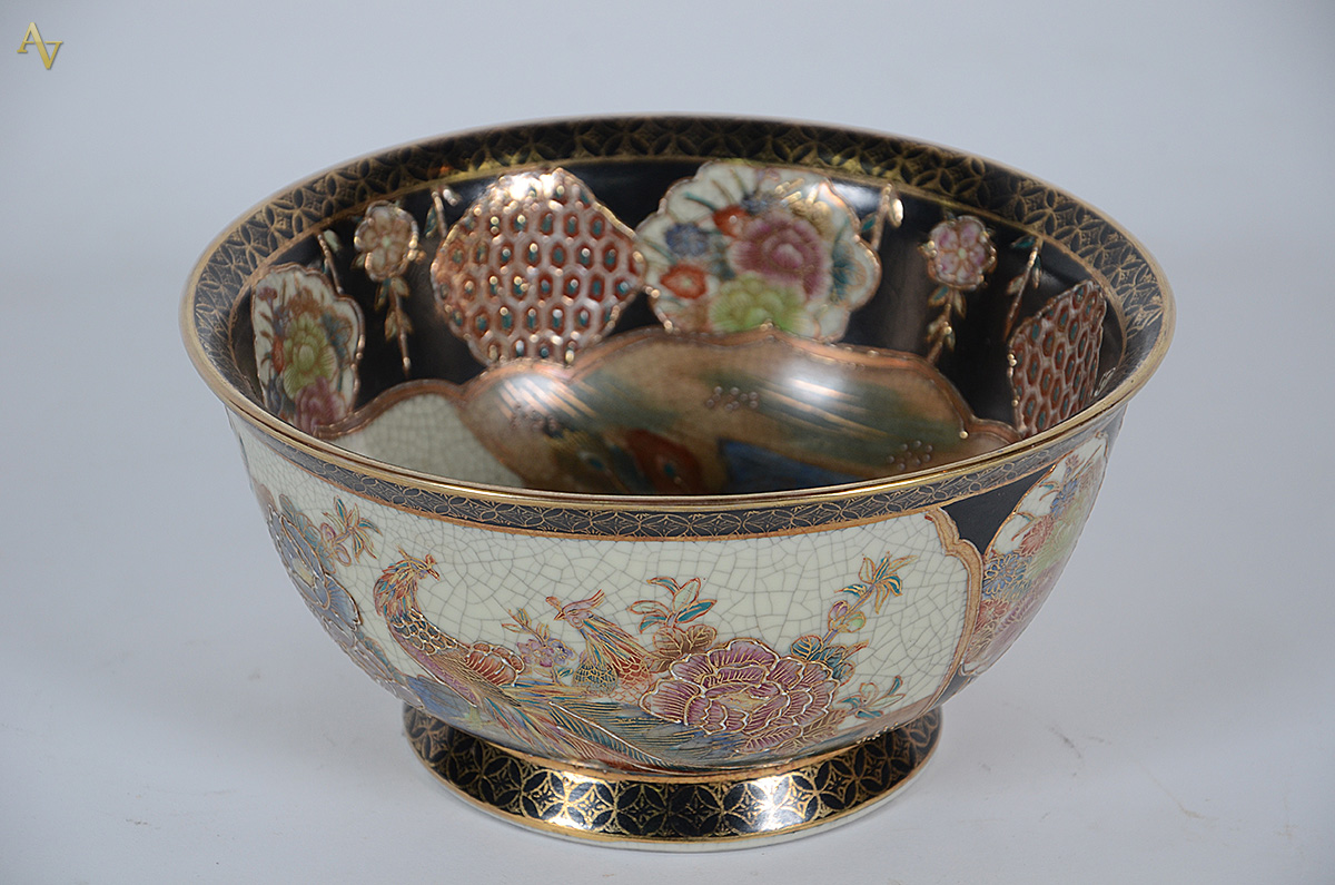 Bowl de porcelana oriental policromada. Altura 11 cm e diâmetro 22 cm... - foto 1 de 2