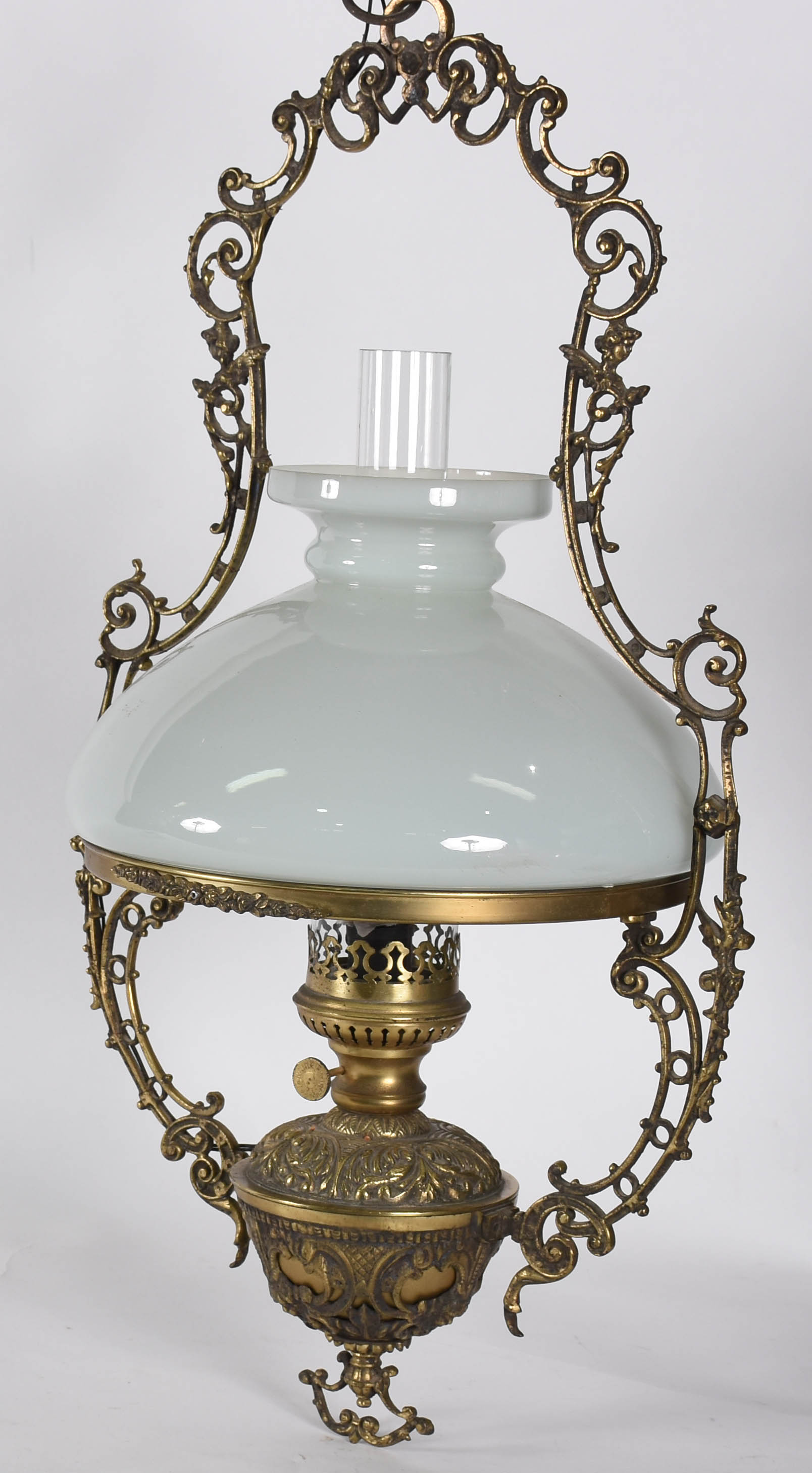Lustre de metal dourado e opalina. - foto 3 de 3