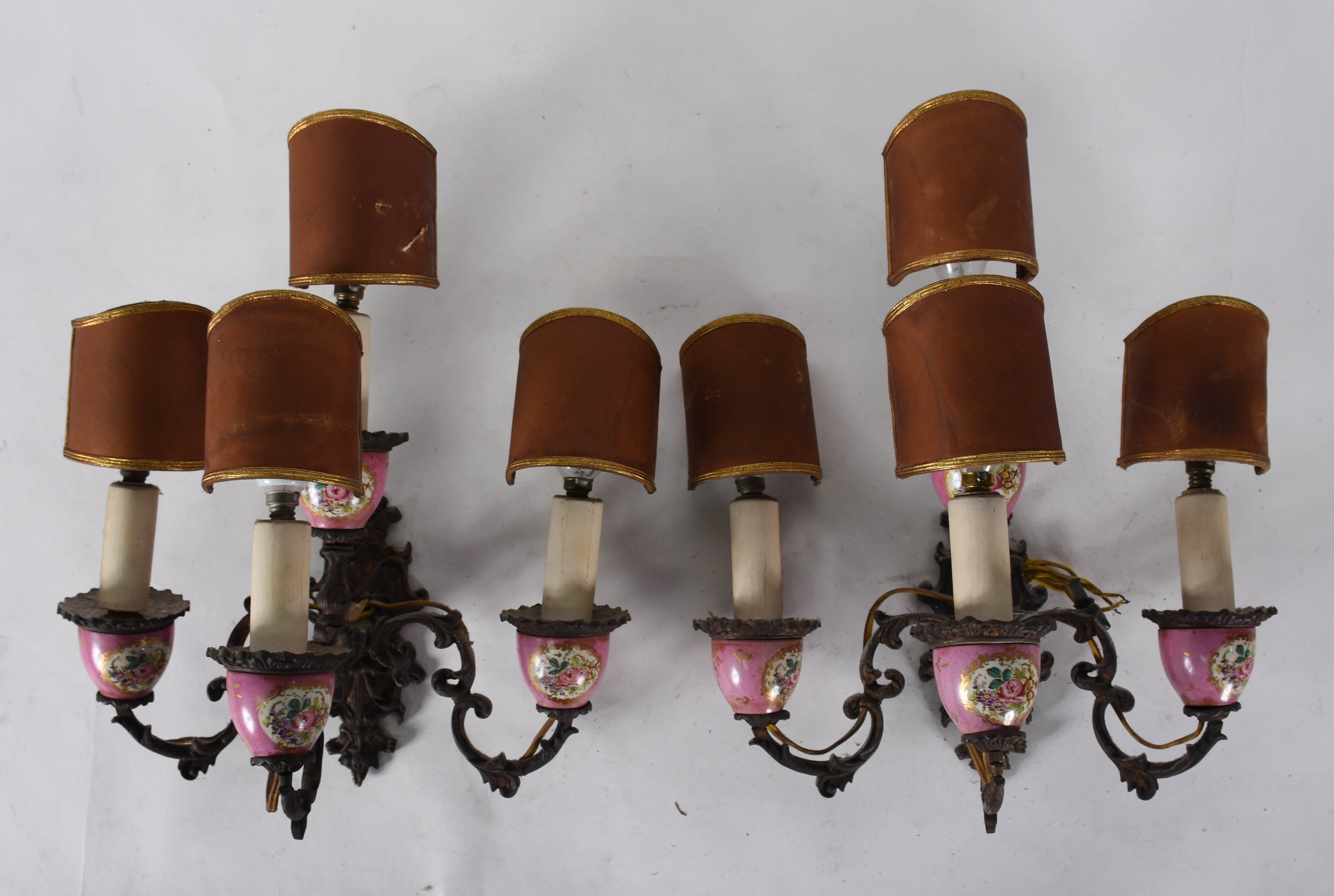 Par de apliques para quatro luzes cada, de porcelana rosa floral e... - foto 1 de 3