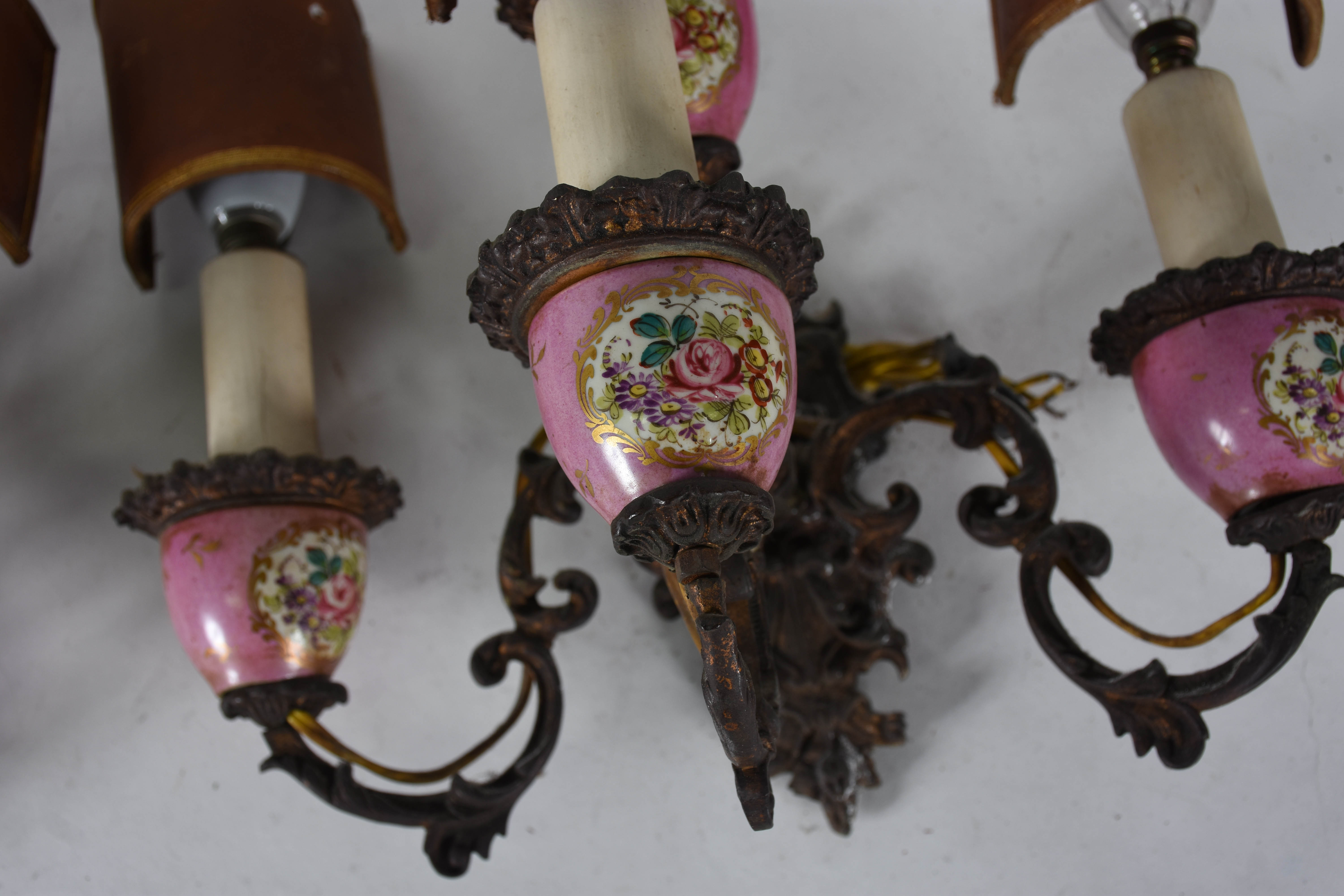 Par de apliques para quatro luzes cada, de porcelana rosa floral e... - foto 2 de 3