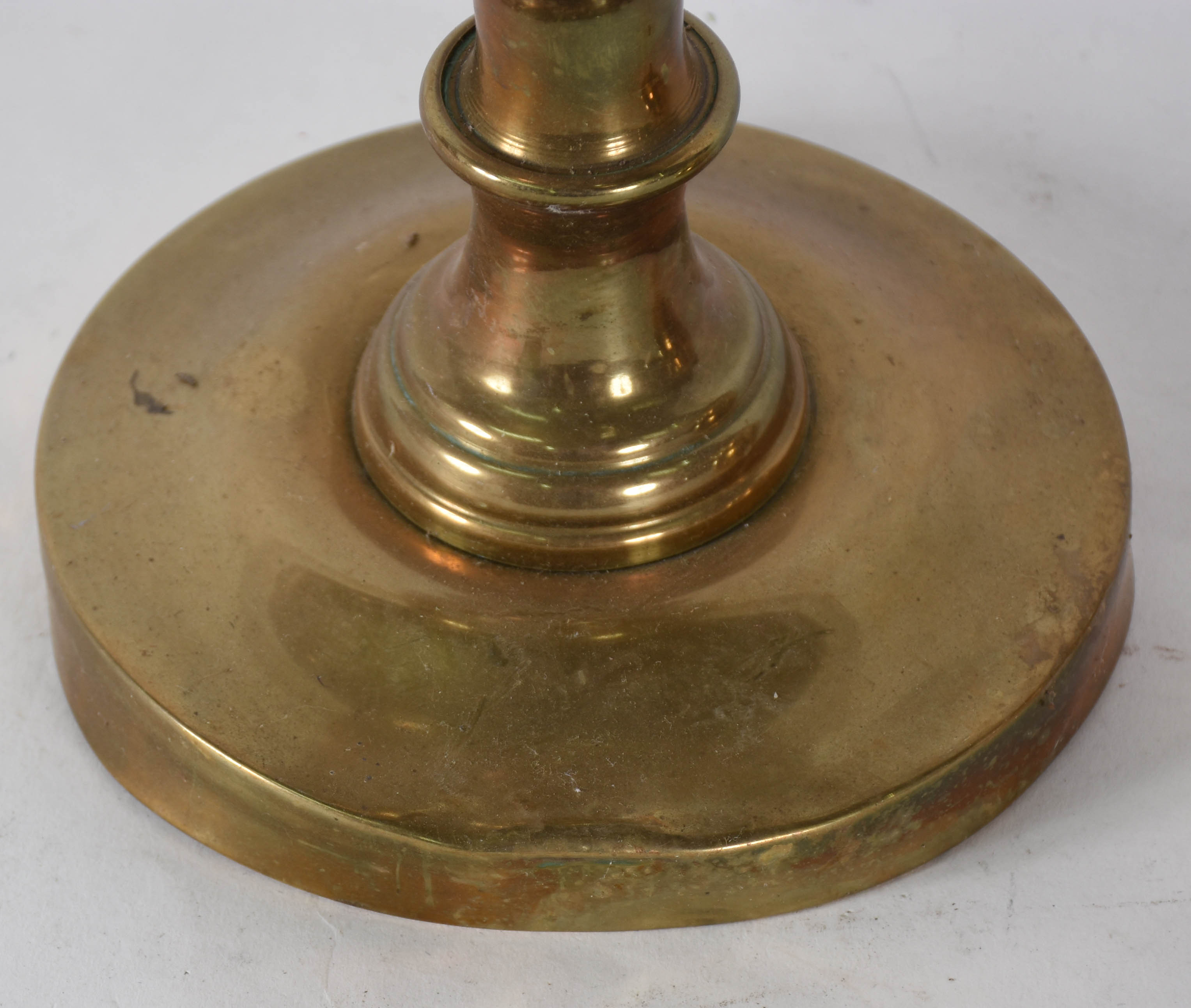 Três peças de metal dourado sendo: base para abatjour , açucareiro e... - foto 2 de 4