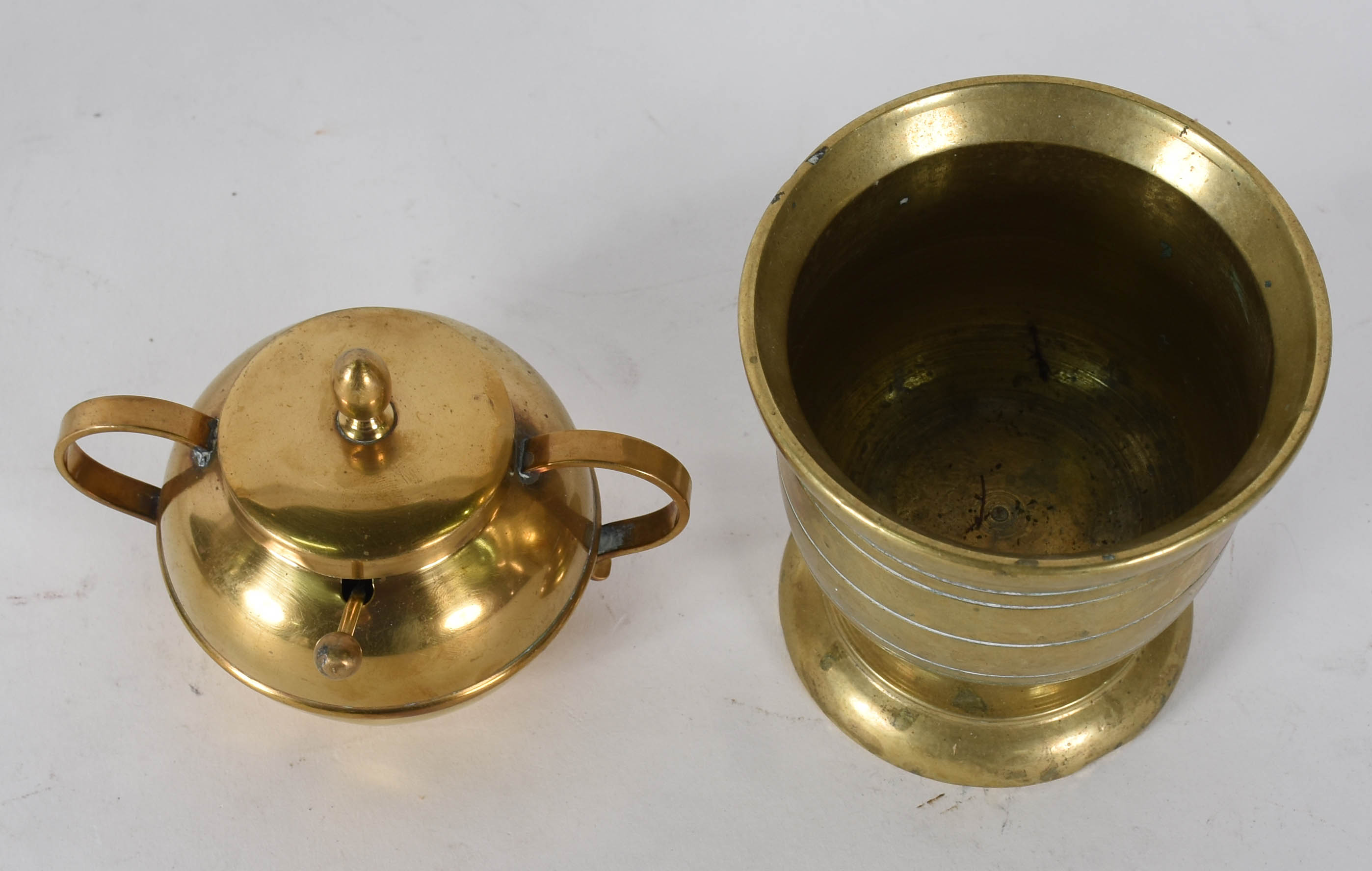 Três peças de metal dourado sendo: base para abatjour , açucareiro e... - foto 3 de 4