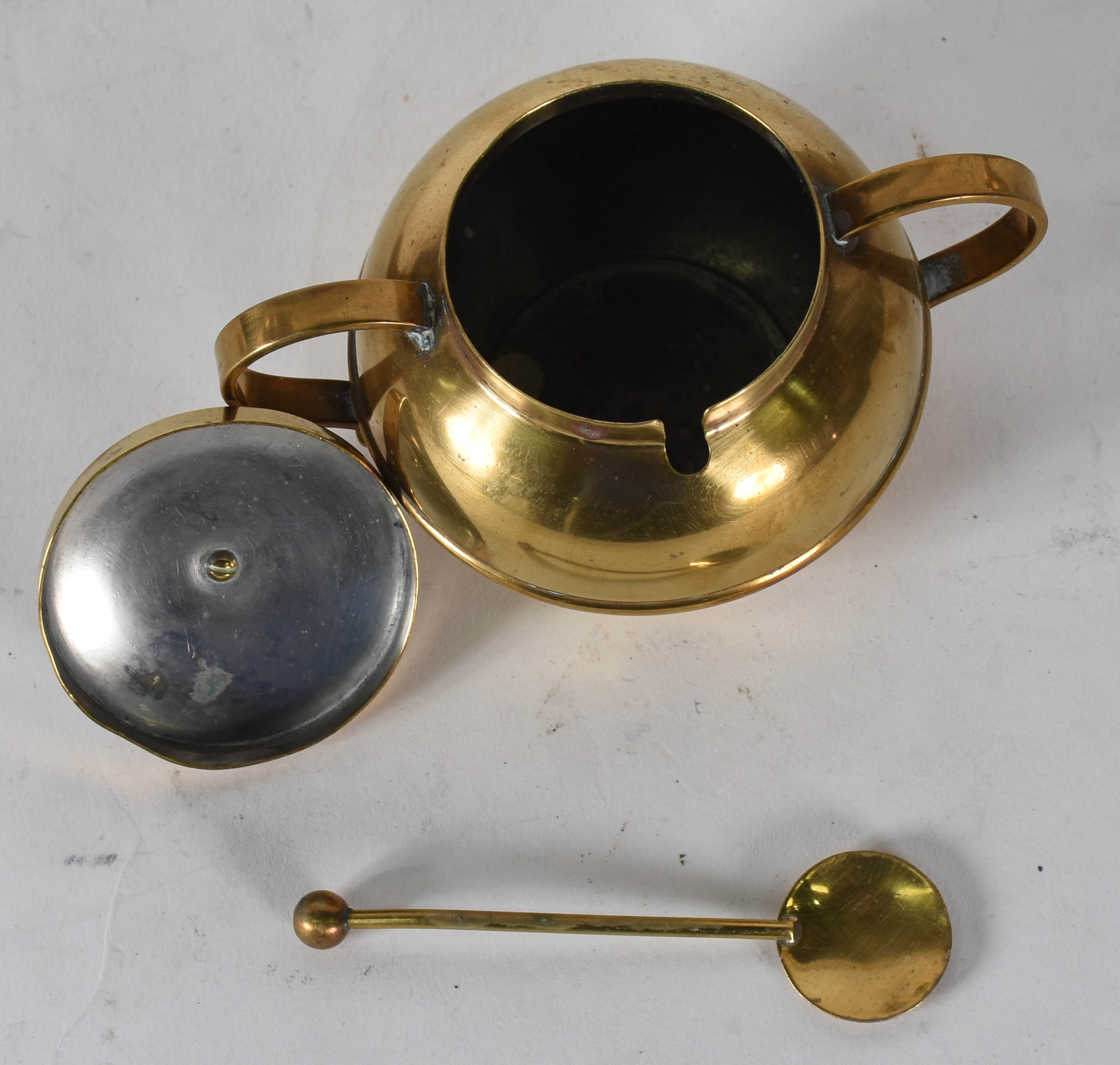 Três peças de metal dourado sendo: base para abatjour , açucareiro e... - foto 4 de 4