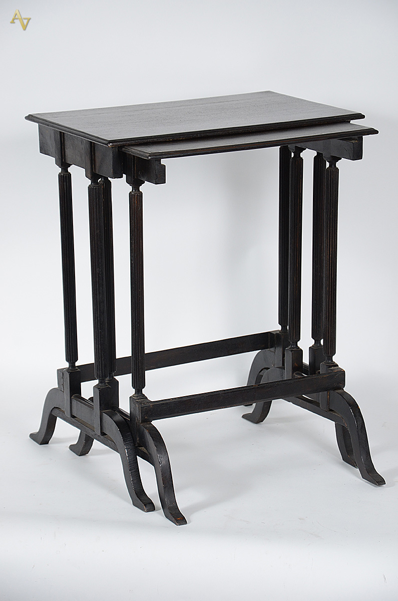 Mesa ninho de madeira nobre, com duas peças, medidas 57 x 36 altura...
