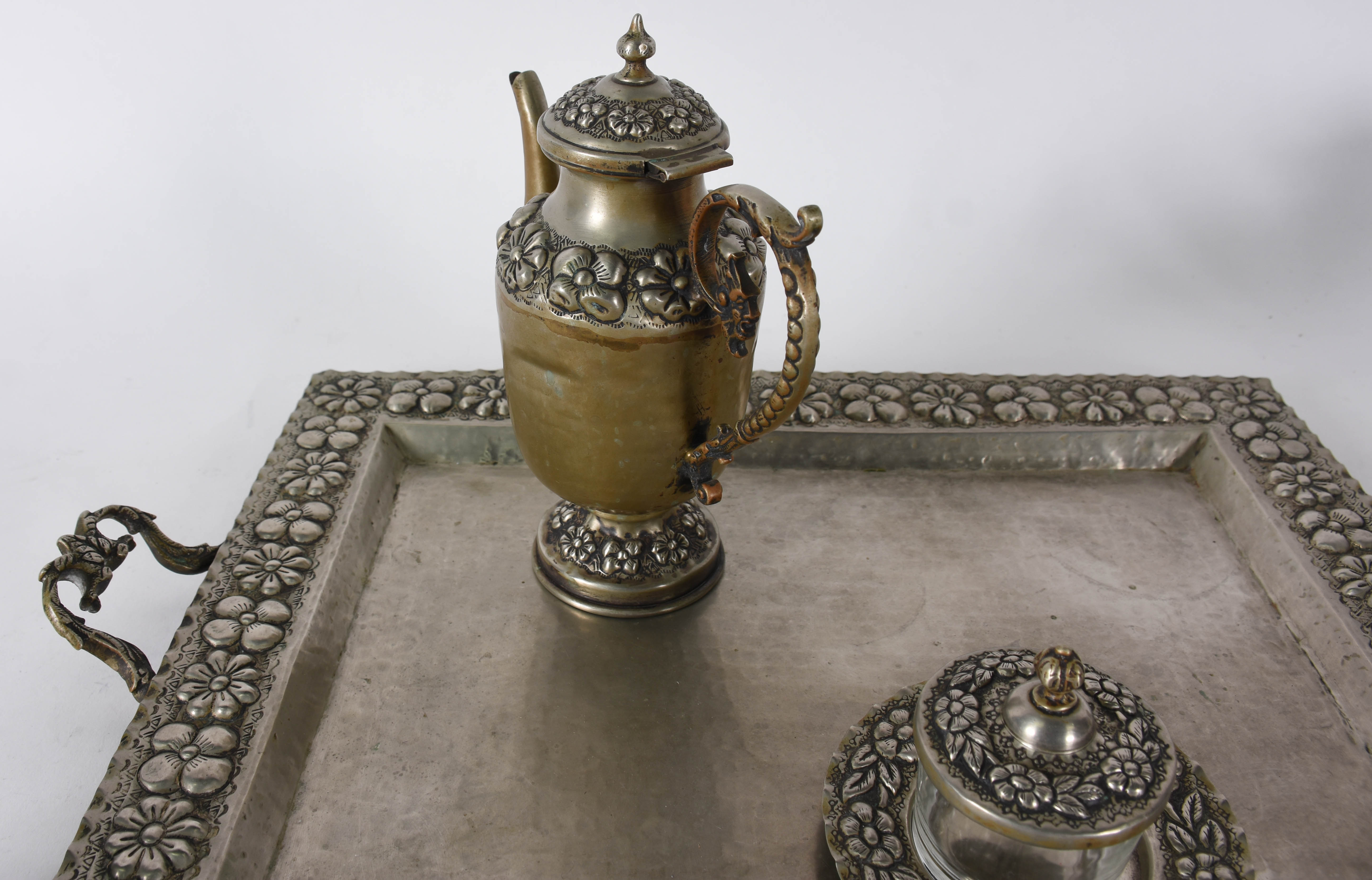 Baixela para chá e café de metal Boliviano, trabalhada com flores... - foto 3 de 4