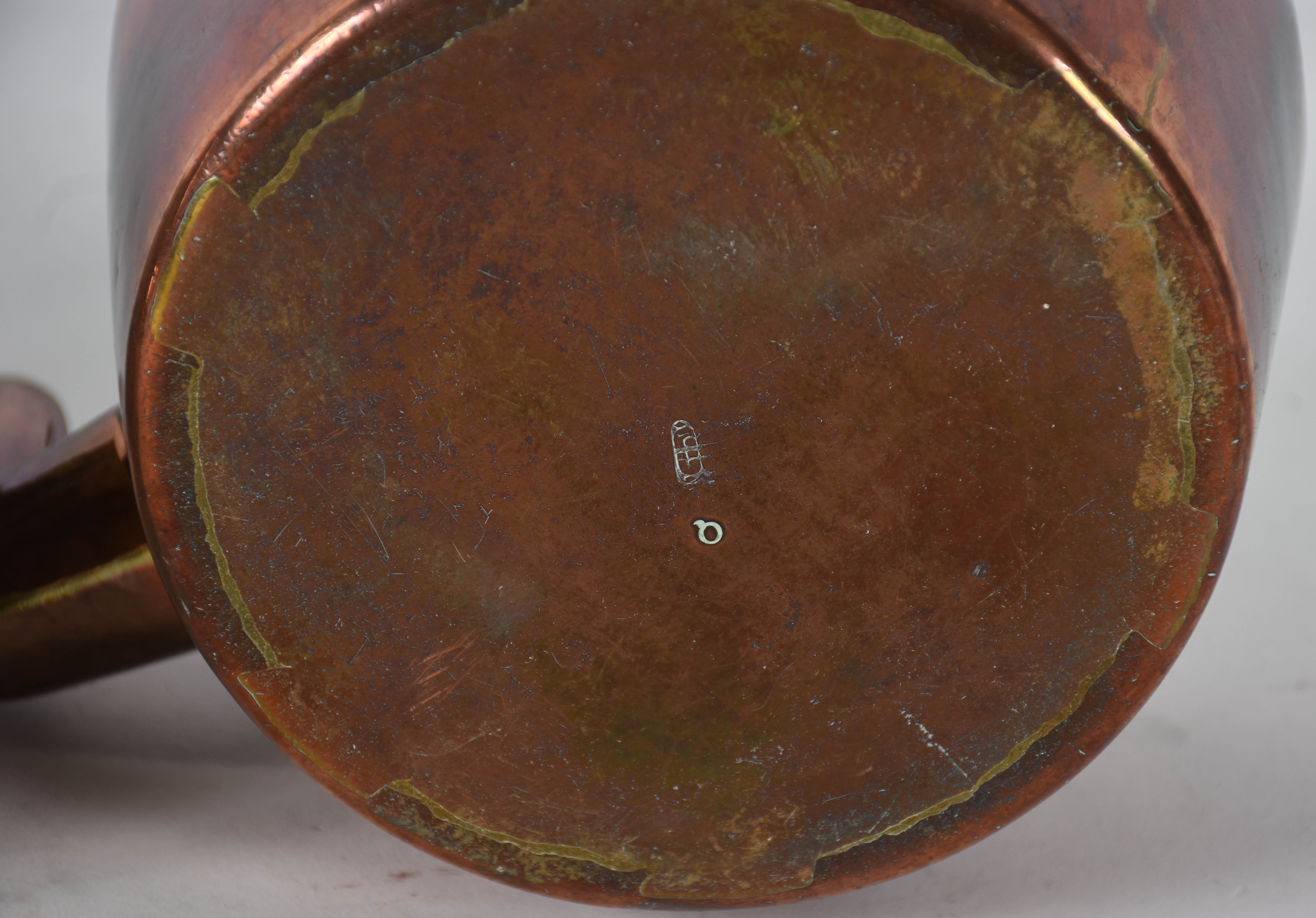 Sete peças de cobre sendo: 1 bule; 2 panelas; jarra; 2 floreiras e... - foto 6 de 6