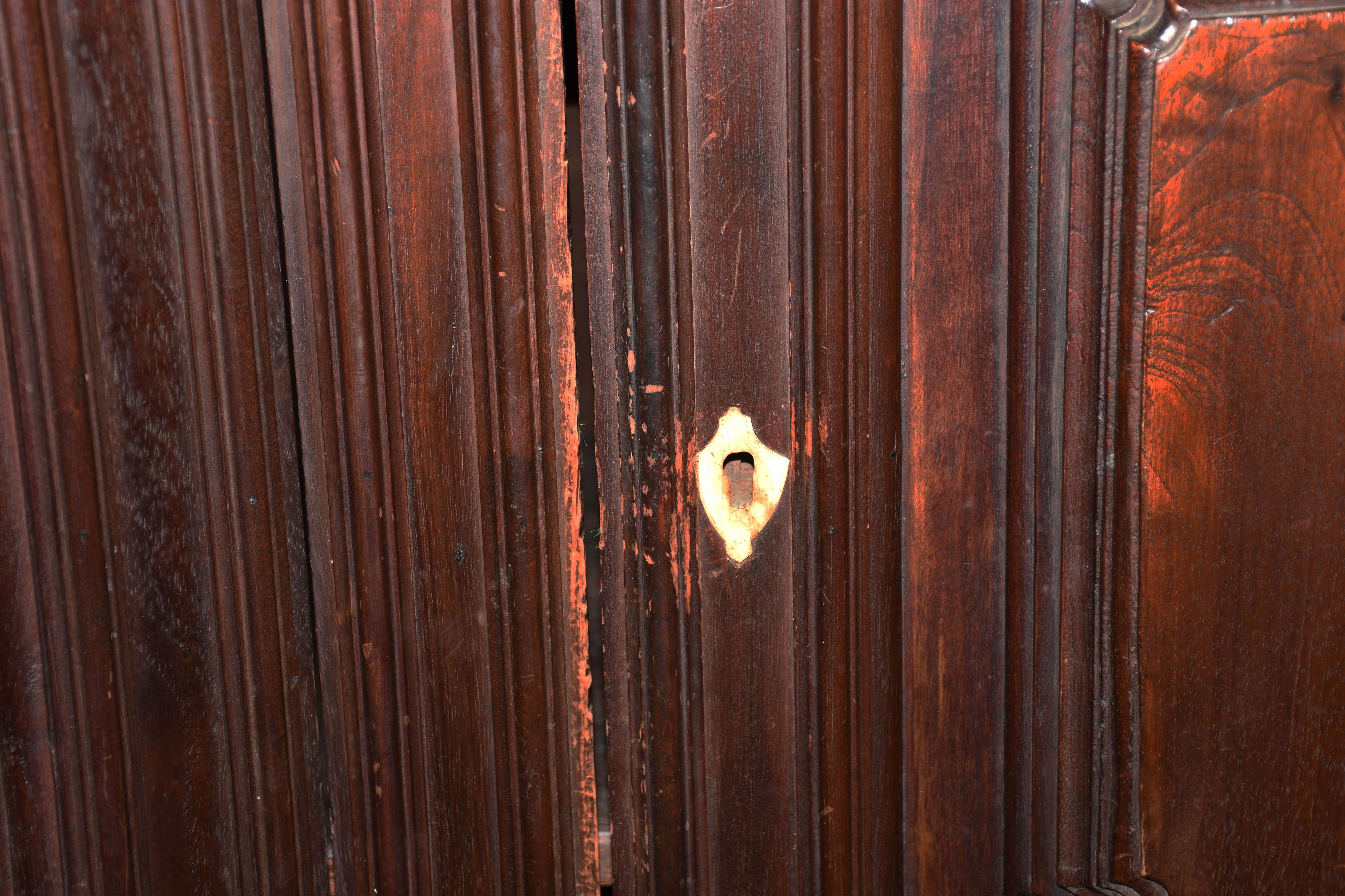 Grande armário de jacarandá com quatro portas almofadadas, tres... - foto 2 de 5