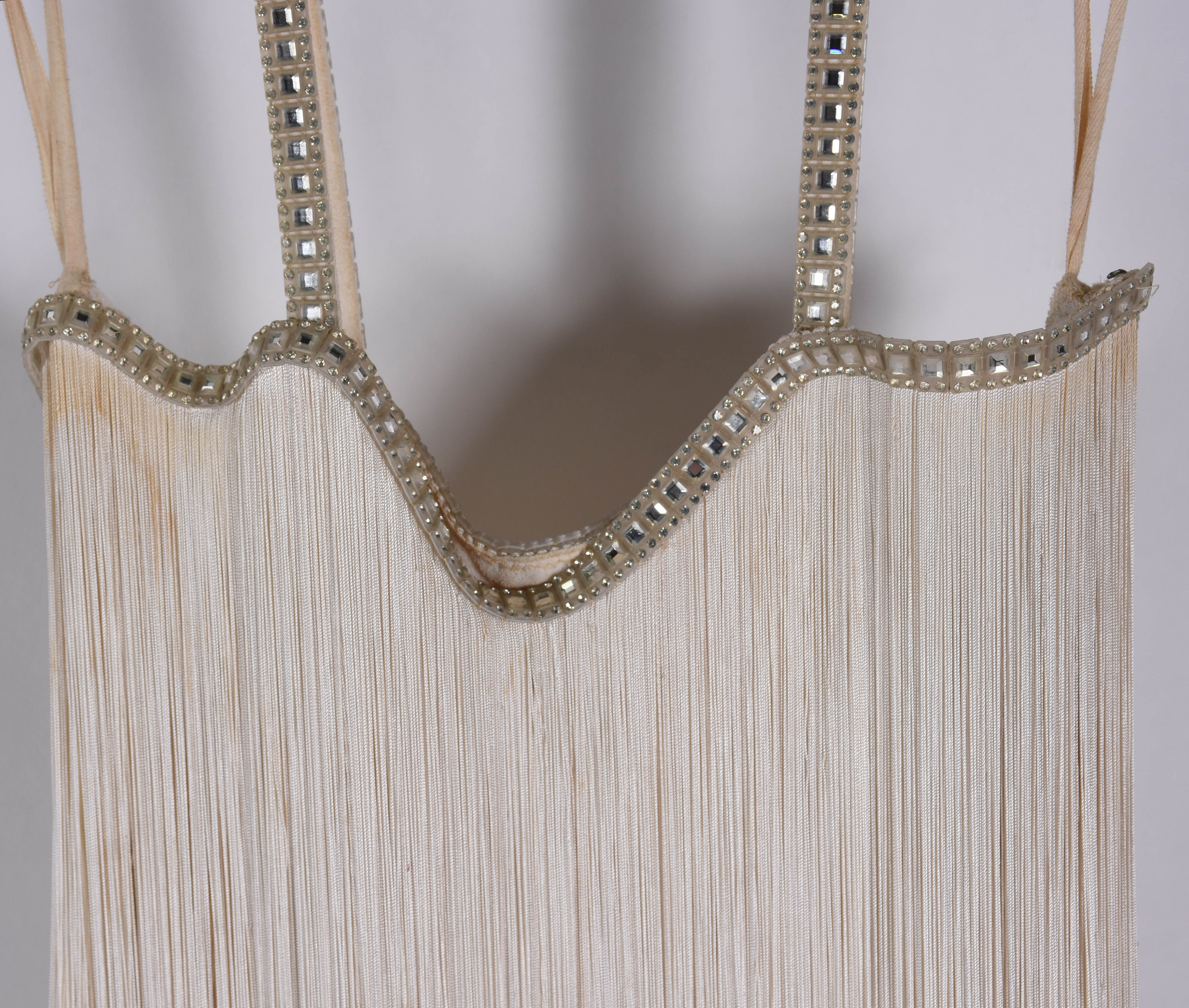 Antigo vestido de melindrosa na cor bege com alças de strass. - foto 2 de 3