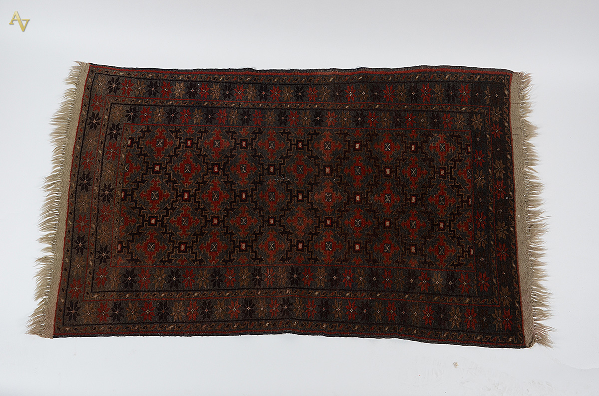 Tapete Afghan. Medidas 1,38 x 0,88 m.