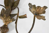 Par de apliques de metal dourado em forma de fo... - Par de apliques de metal dourado em forma de folhas com pequenas flores de vidro opalinado branco (faltando algumas).