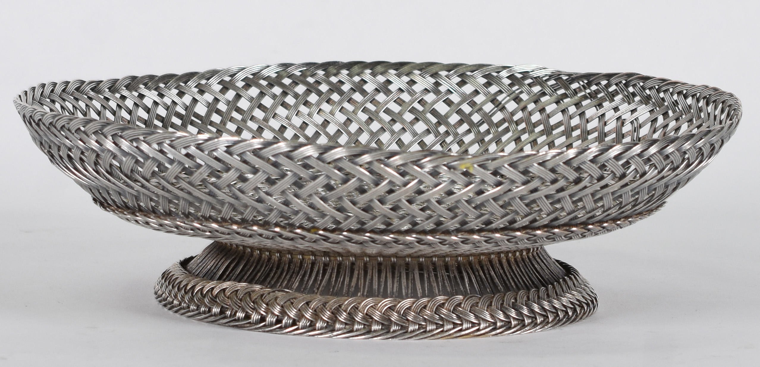 Cesta em malha de metal. - foto 1 de 4