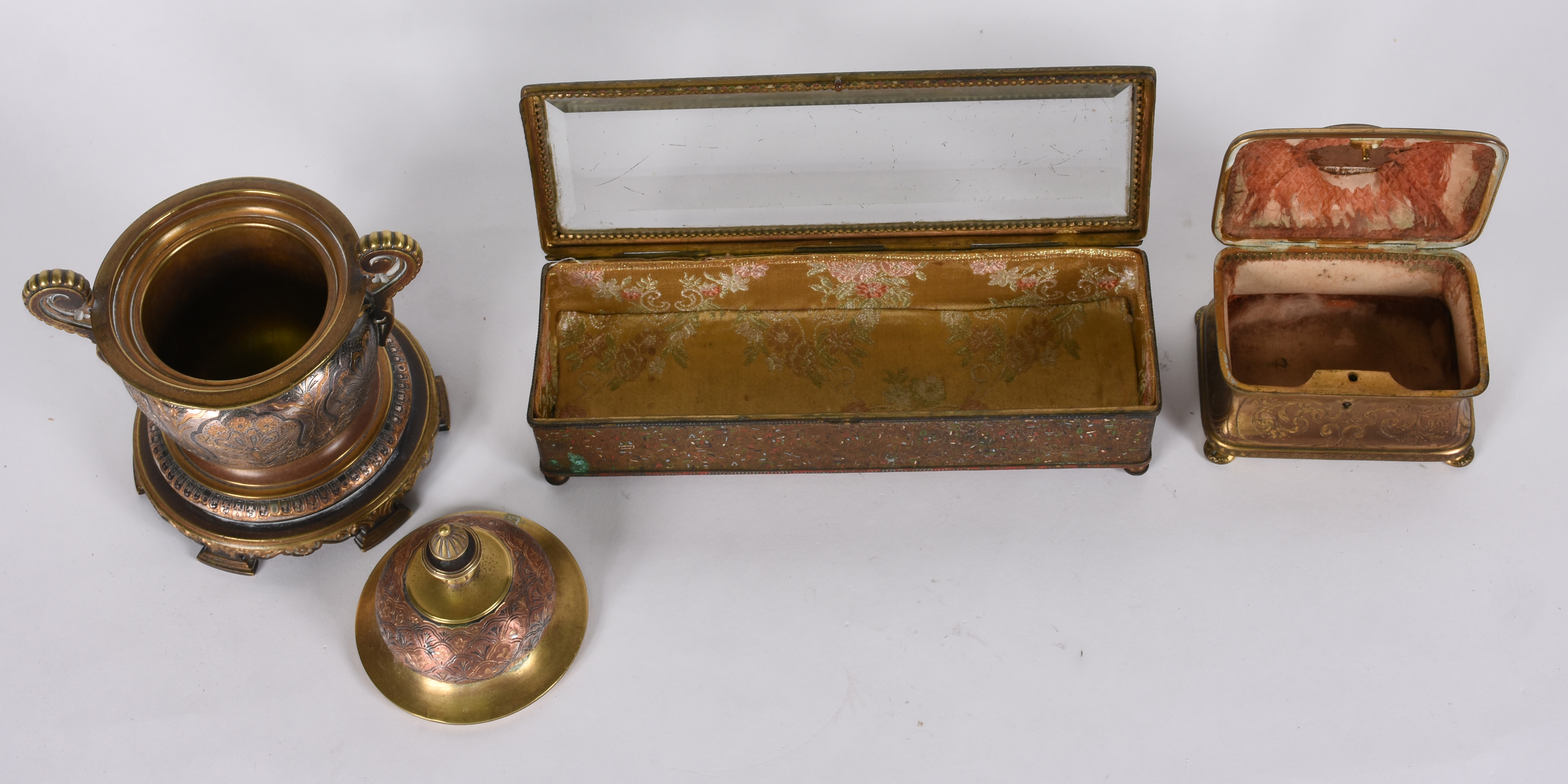 Três antigas peças para toilette de metal dourado trabalhado, sendo... - foto 2 de 4