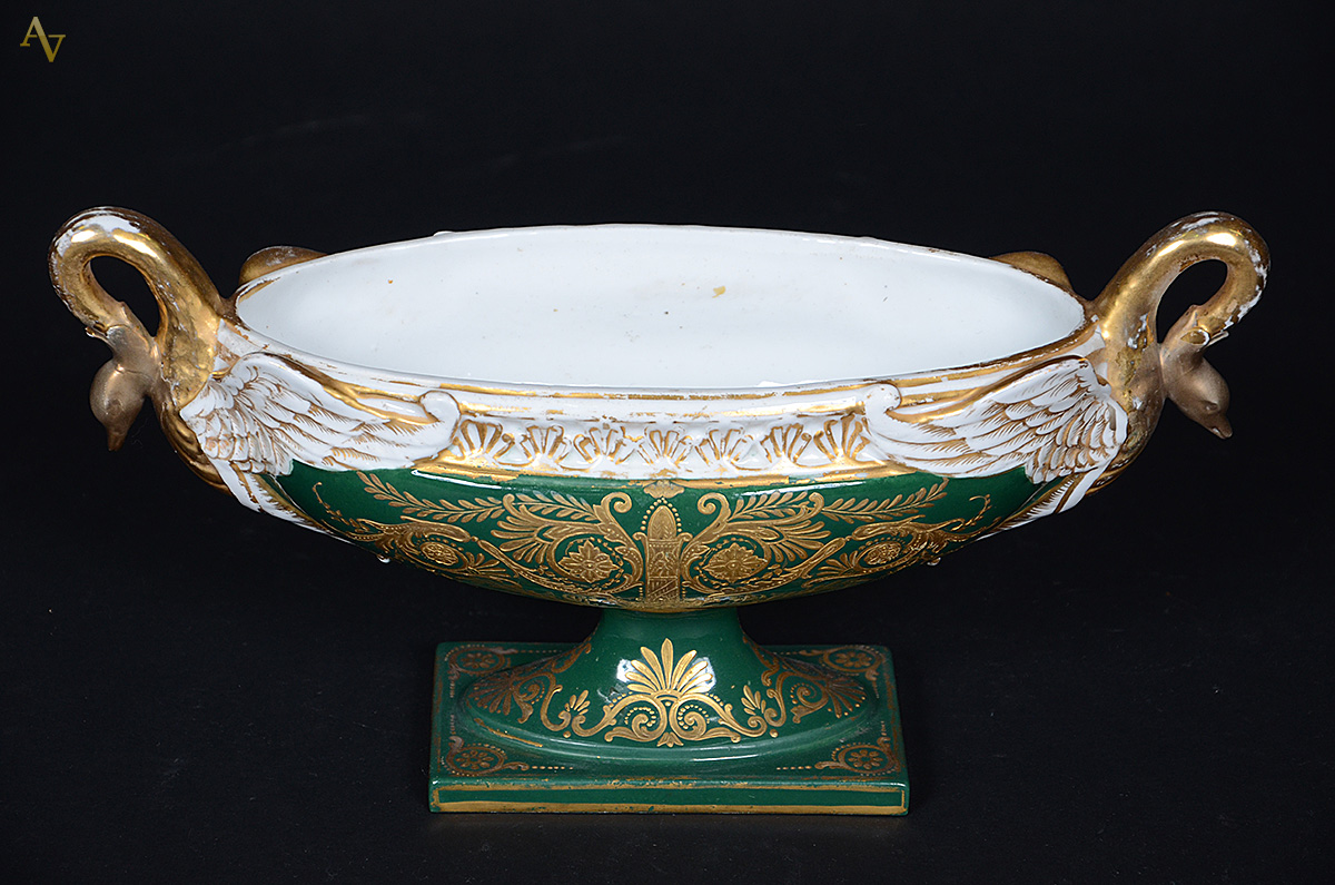 Centro de mesa de porcelana, feitio navete, alças na forma de cisnes...