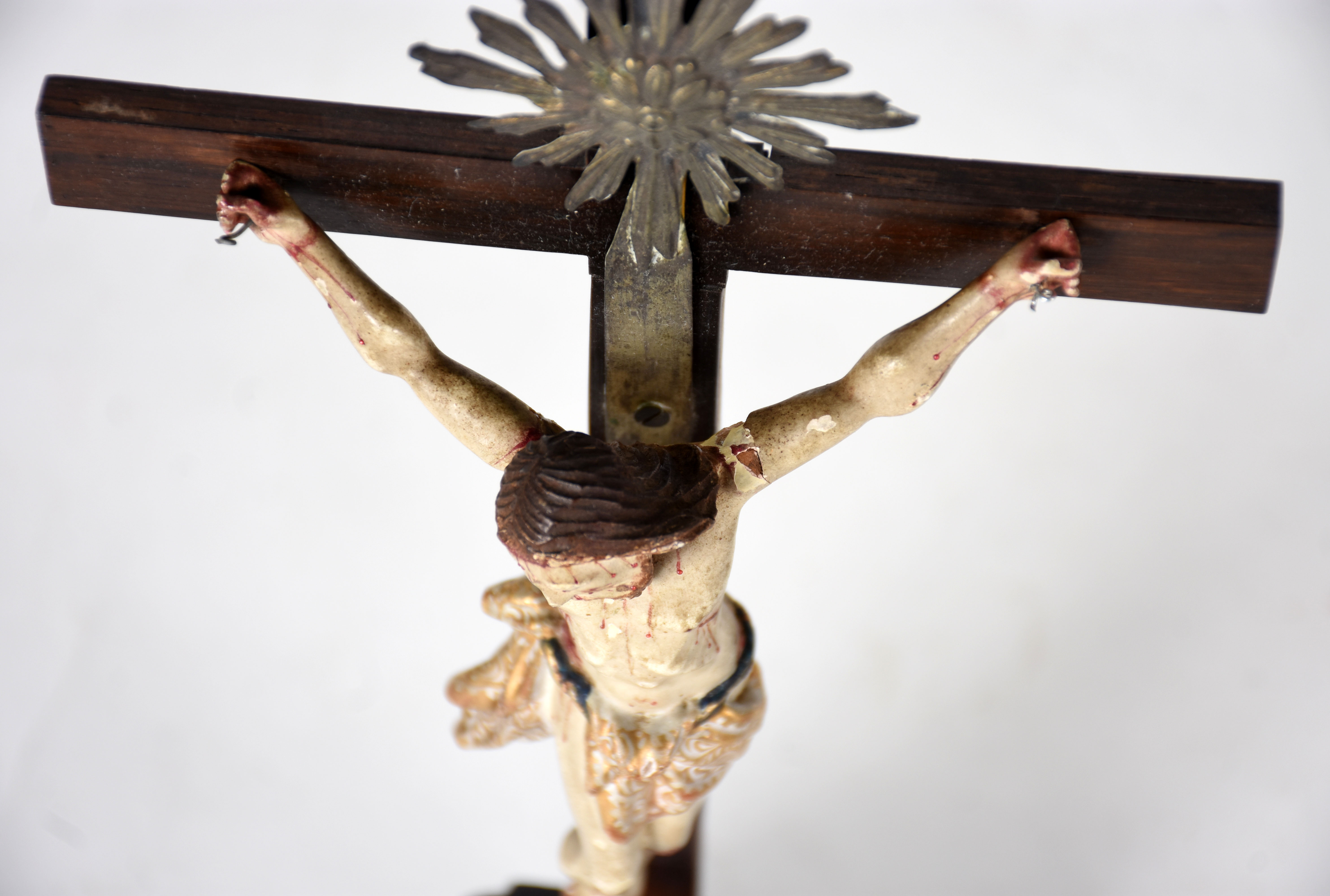 Crucifixo de madeira com figura de Cristo ricamente entalhada e... - foto 6 de 6