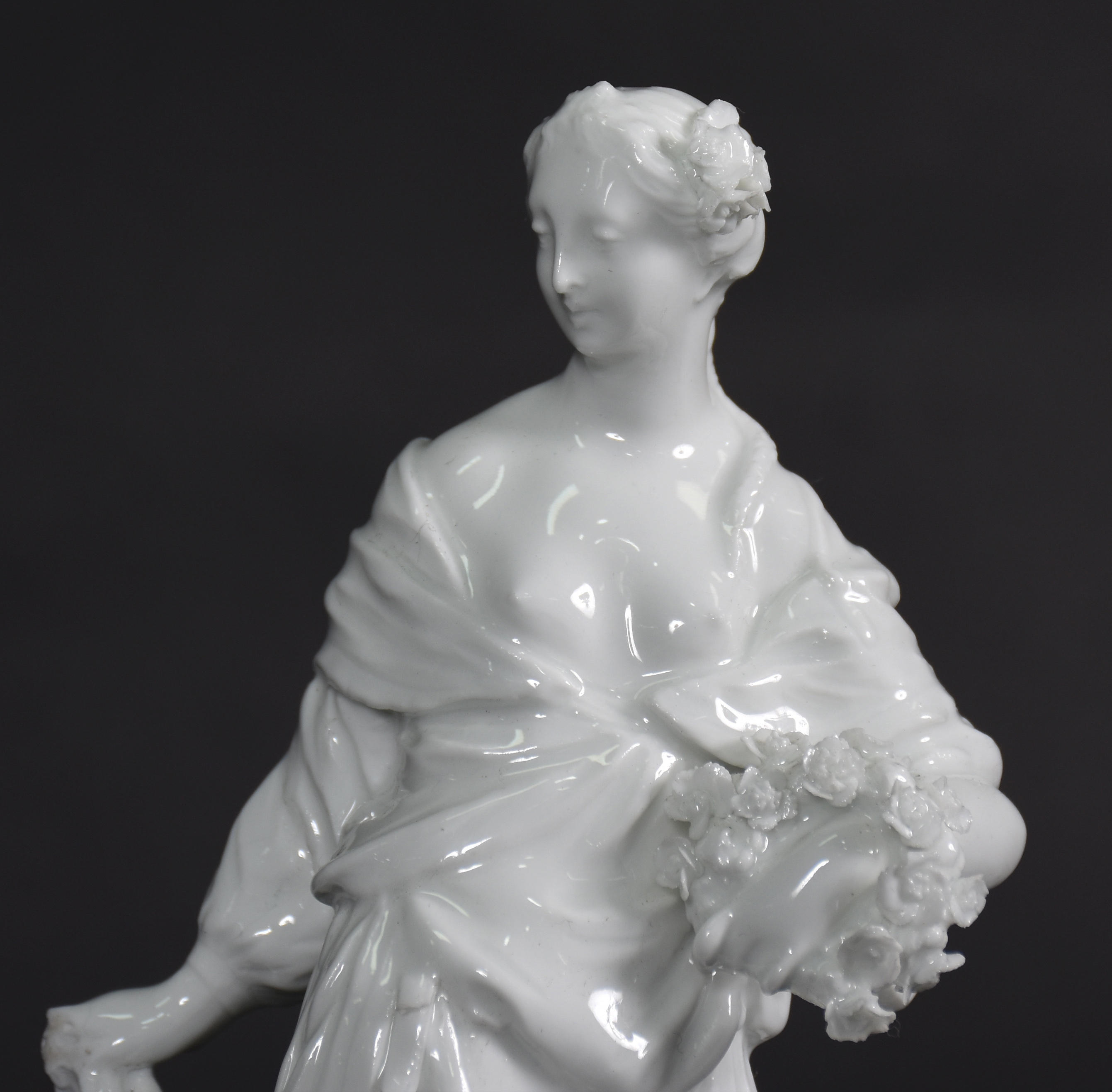 Estatueta de porcelana Old Berlim representando moça com cupidos e... - foto 2 de 7