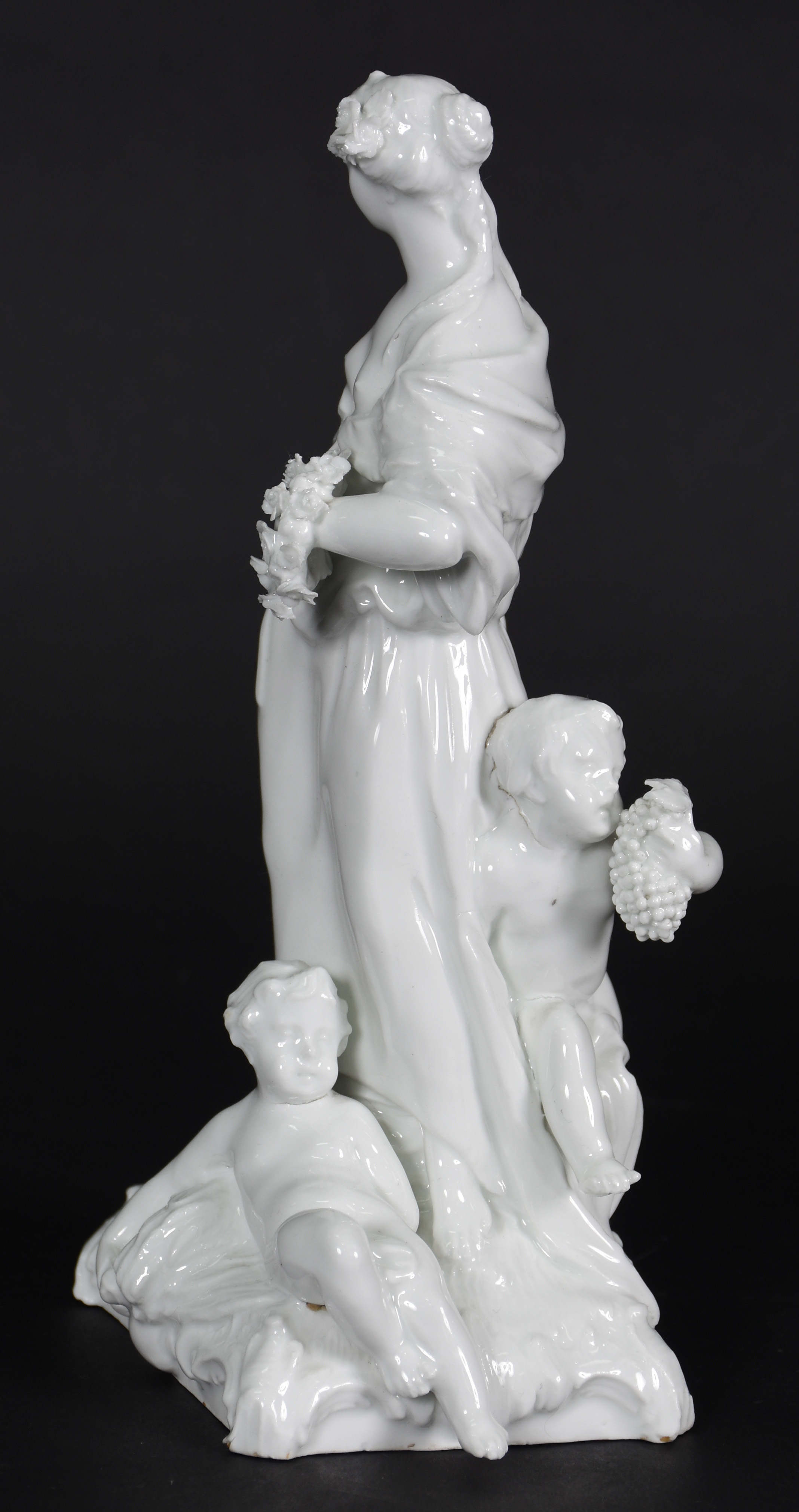 Estatueta de porcelana Old Berlim representando moça com cupidos e... - foto 3 de 7