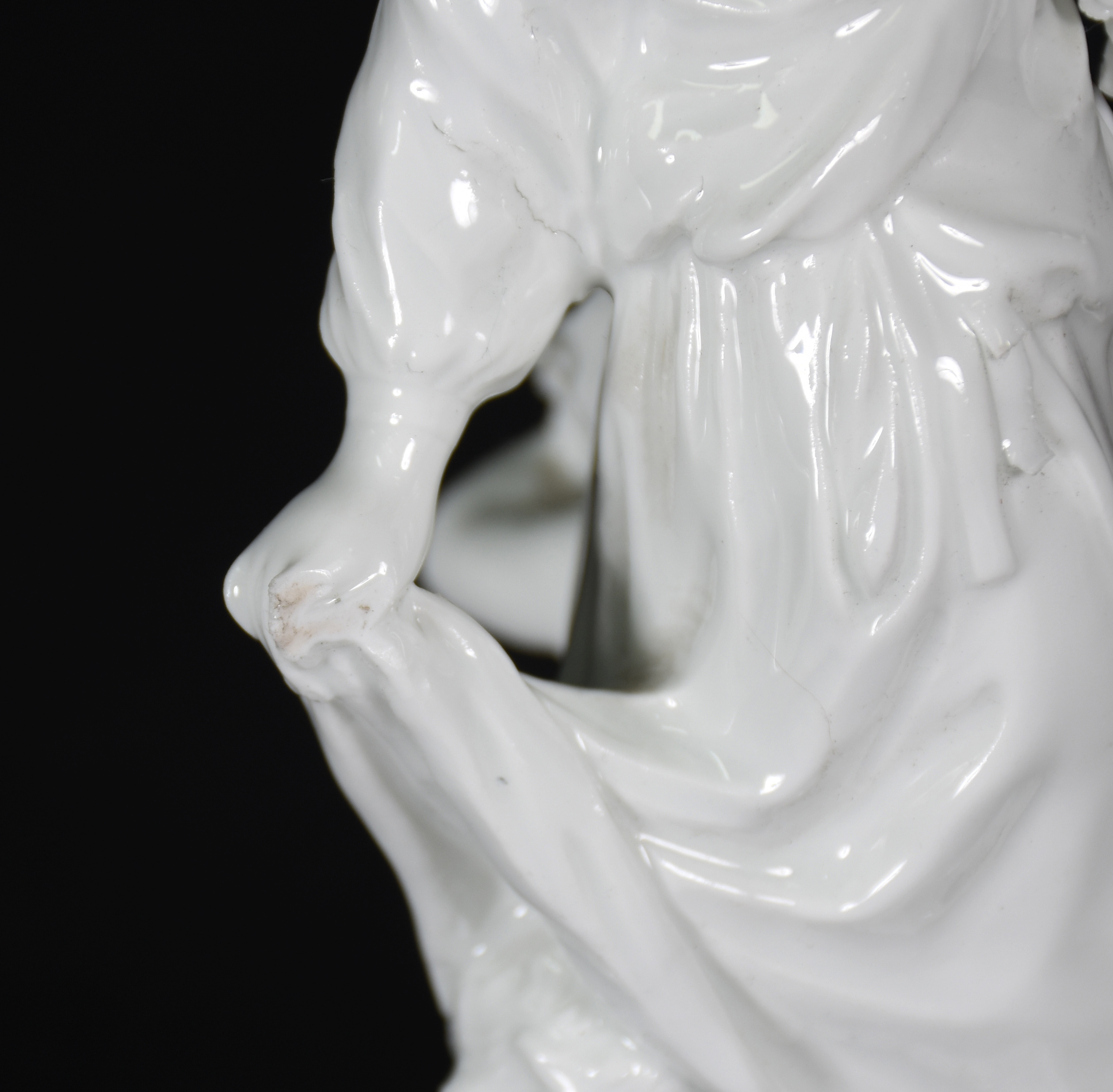 Estatueta de porcelana Old Berlim representando moça com cupidos e... - foto 5 de 7