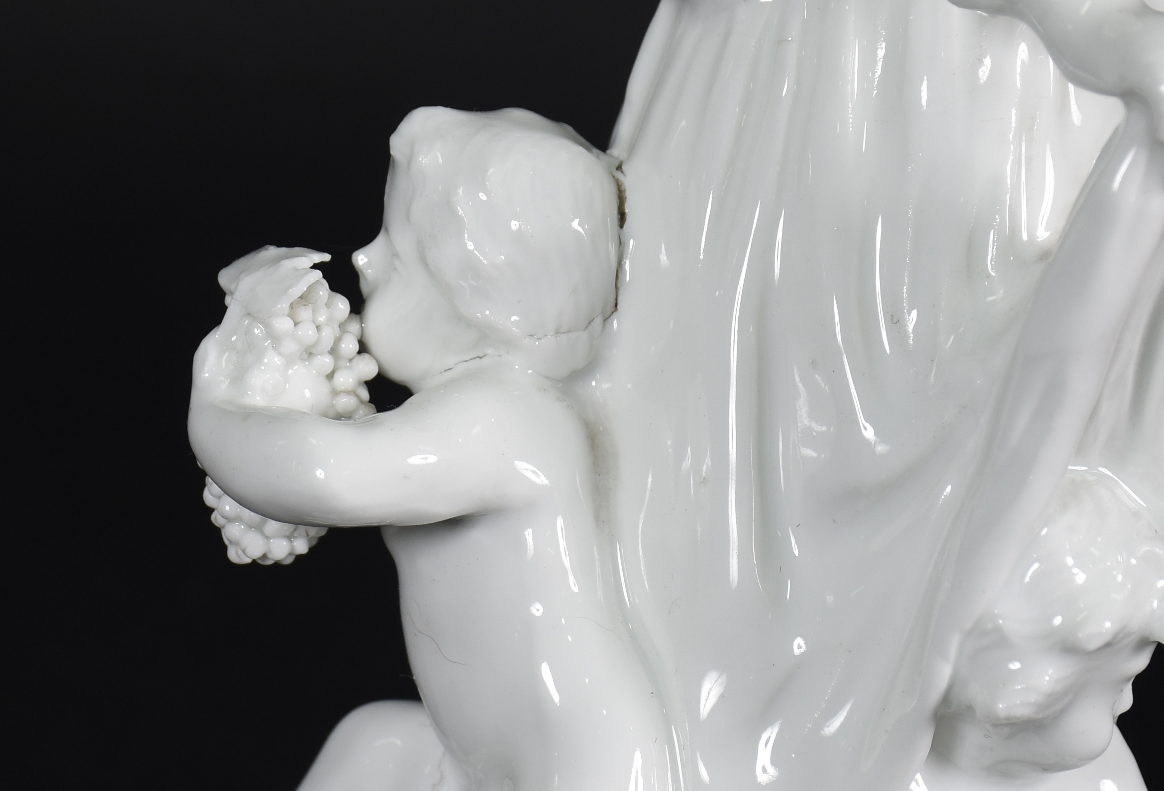 Estatueta de porcelana Old Berlim representando moça com cupidos e... - foto 6 de 7