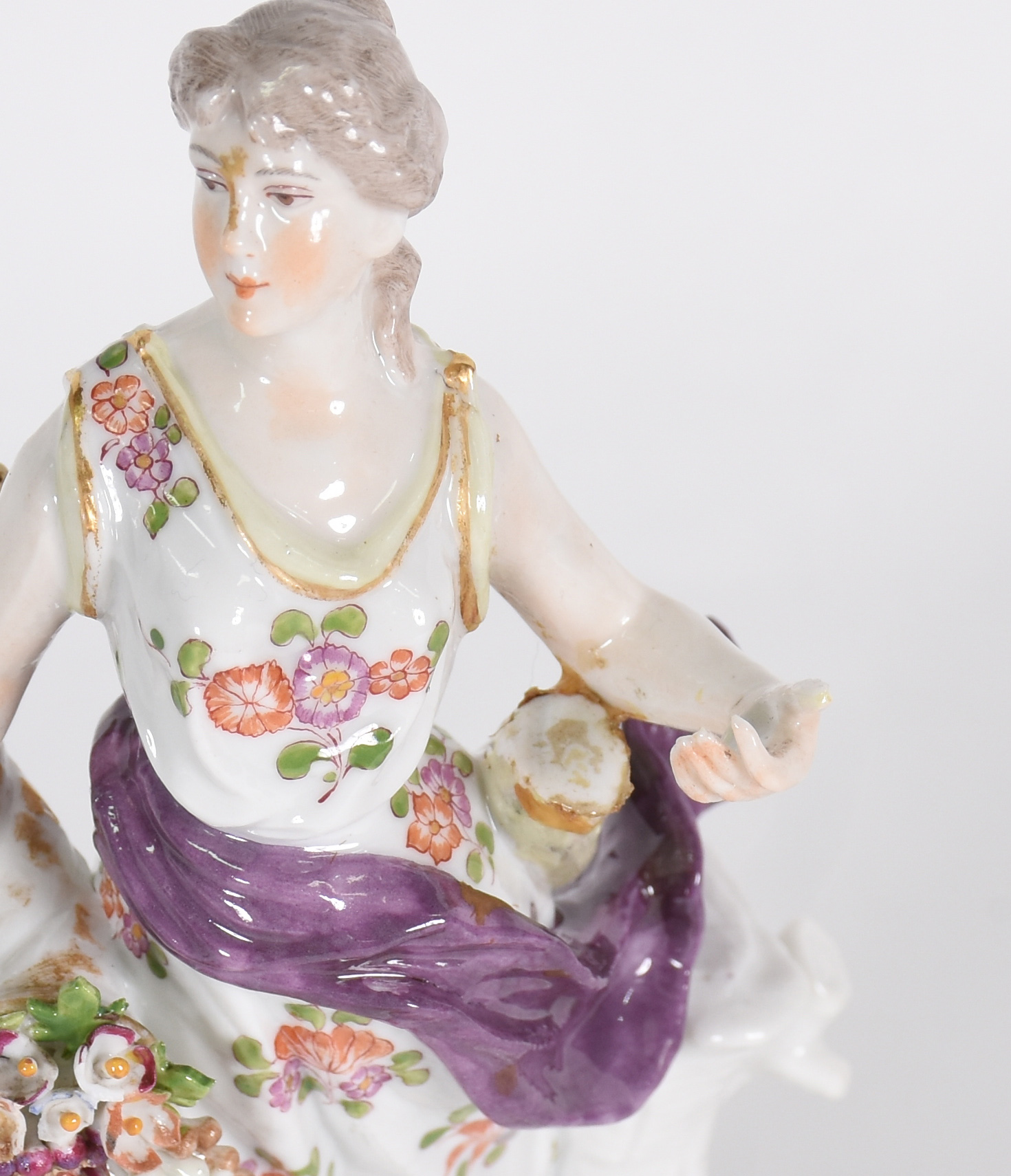 Estatueta de porcelana europeia policromada representando " moça com... - foto 2 de 6