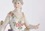 Estatueta de porcelana europeia policromada rep... - Estatueta de porcelana europeia policromada representando " moça com flores " , realces em dourado  ( faltando  bouquet na mão esquerda e restau...