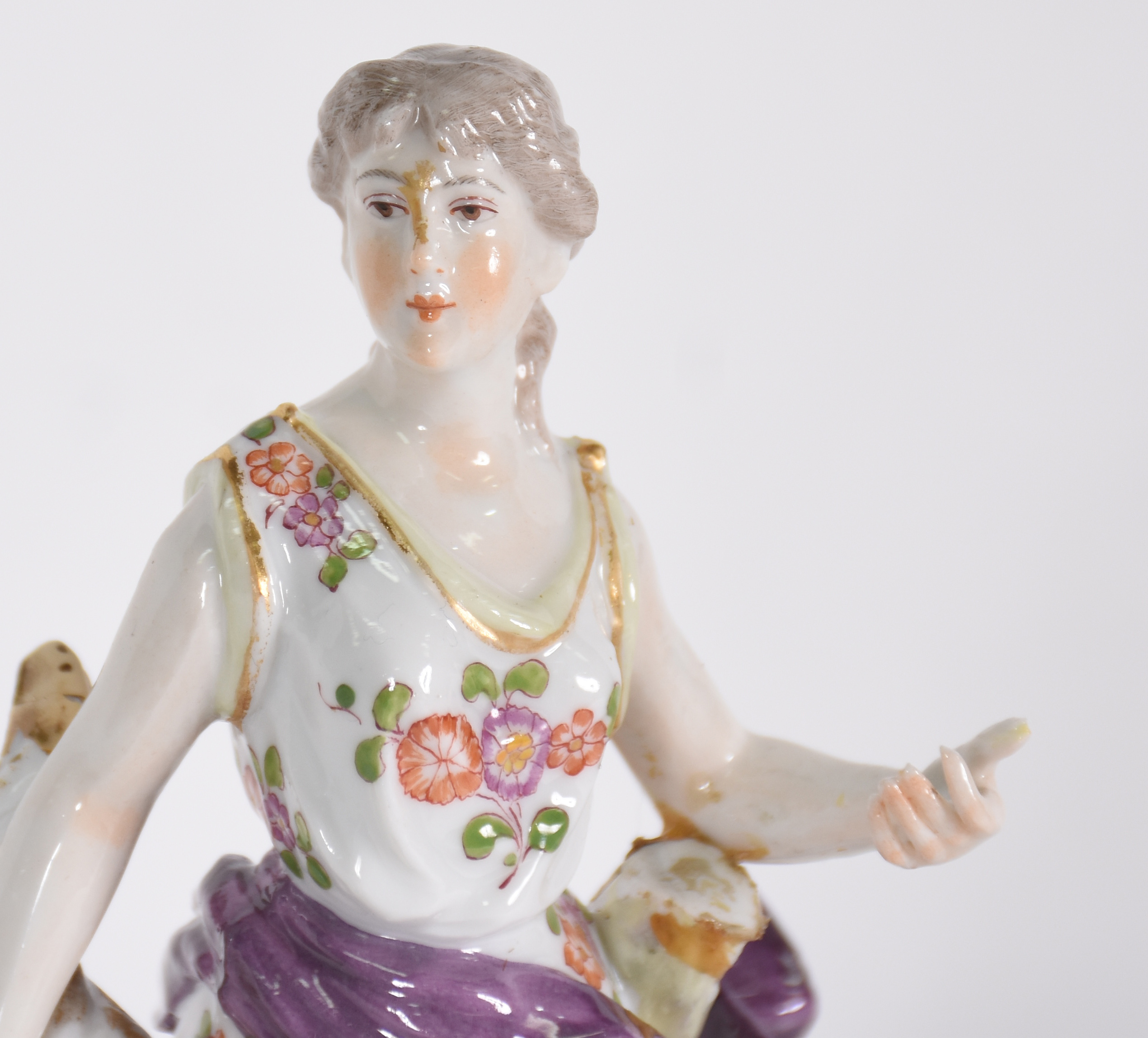Estatueta de porcelana europeia policromada representando " moça com... - foto 3 de 6