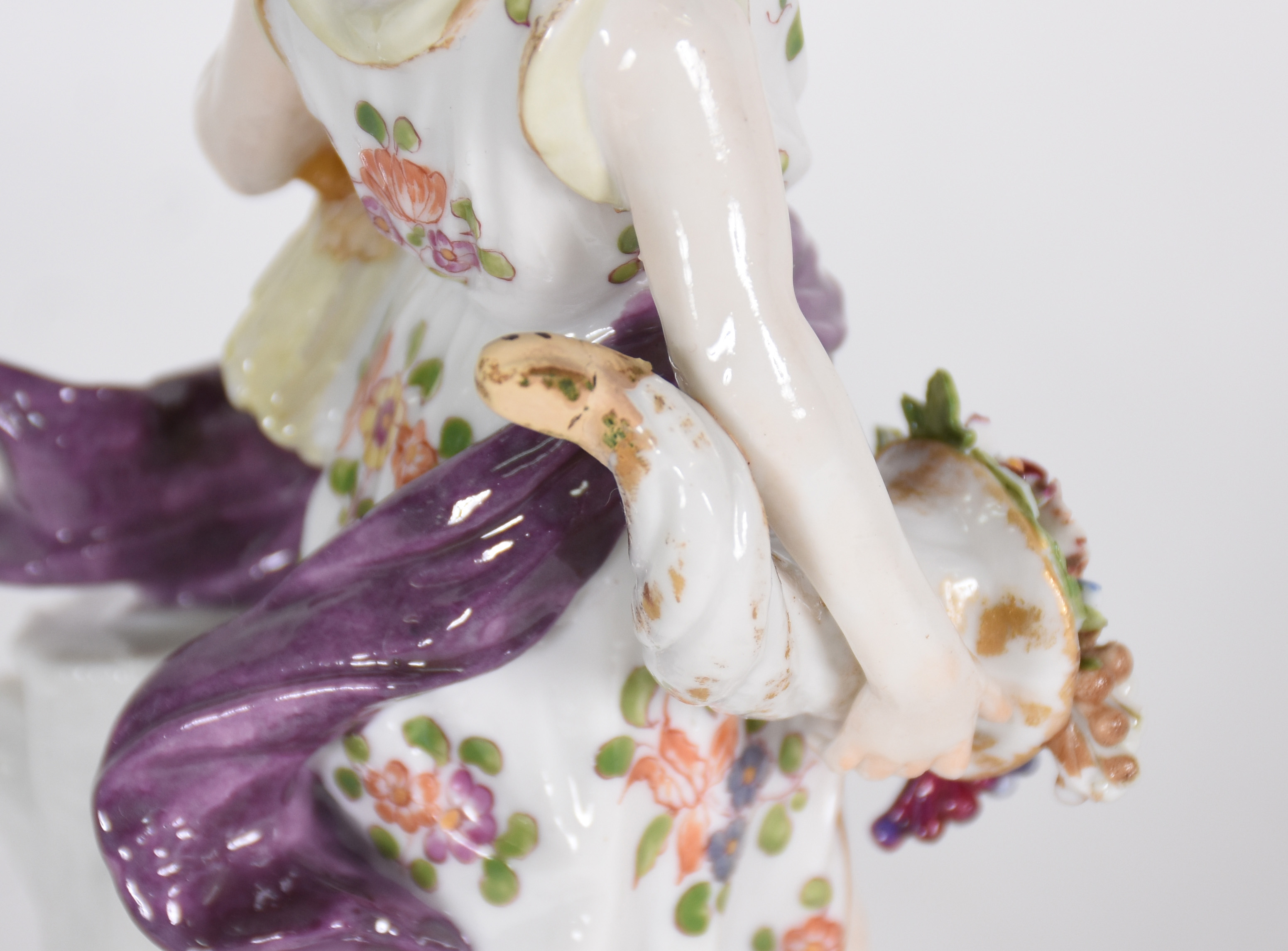 Estatueta de porcelana europeia policromada representando " moça com... - foto 4 de 6